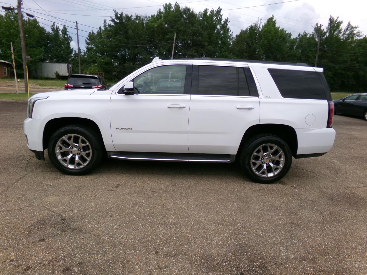 2016 White /Tan GMC Yukon SLT 4WD (1GKS2BKC2GR) with an 5.3L V8 OHV 16V FFV engine, 6A transmission, located at 401 First NE, Bearden, AR, 71720, (870) 687-3414, 33.726528, -92.611519 - Photo#1