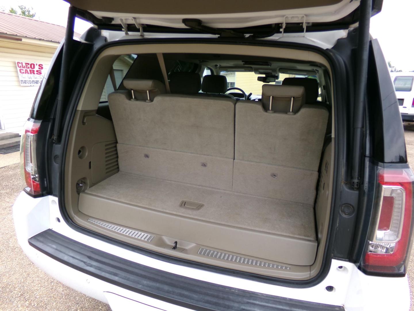 2016 White /Tan GMC Yukon SLT 4WD (1GKS2BKC2GR) with an 5.3L V8 OHV 16V FFV engine, 6A transmission, located at 401 First NE, Bearden, AR, 71720, (870) 687-3414, 33.726528, -92.611519 - Photo#5