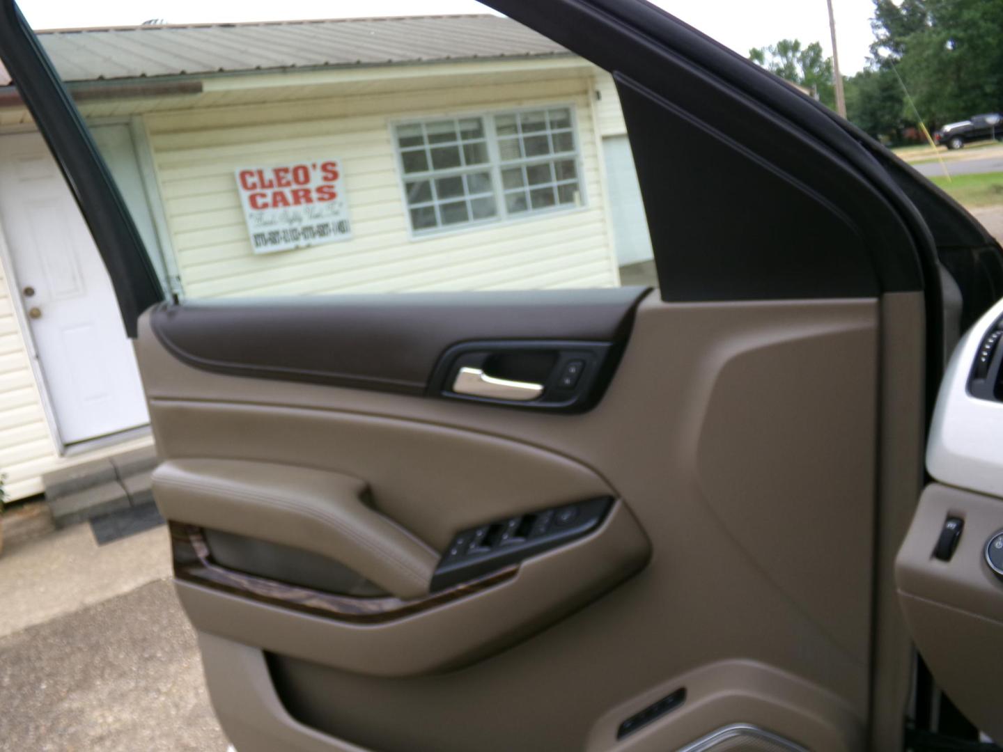 2016 White /Tan GMC Yukon SLT 4WD (1GKS2BKC2GR) with an 5.3L V8 OHV 16V FFV engine, 6A transmission, located at 401 First NE, Bearden, AR, 71720, (870) 687-3414, 33.726528, -92.611519 - Photo#9