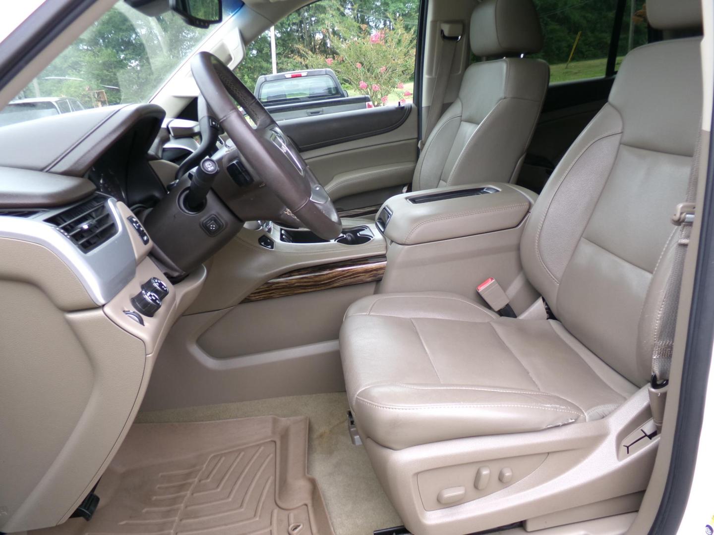 2016 White /Tan GMC Yukon SLT 4WD (1GKS2BKC2GR) with an 5.3L V8 OHV 16V FFV engine, 6A transmission, located at 401 First NE, Bearden, AR, 71720, (870) 687-3414, 33.726528, -92.611519 - Photo#10