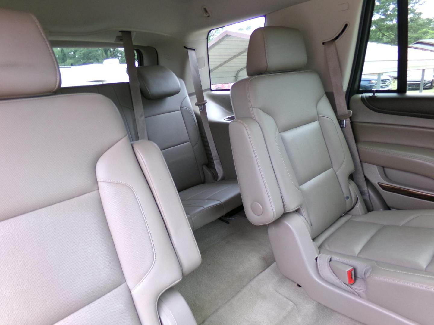 2016 White /Tan GMC Yukon SLT 4WD (1GKS2BKC2GR) with an 5.3L V8 OHV 16V FFV engine, 6A transmission, located at 401 First NE, Bearden, AR, 71720, (870) 687-3414, 33.726528, -92.611519 - Photo#23