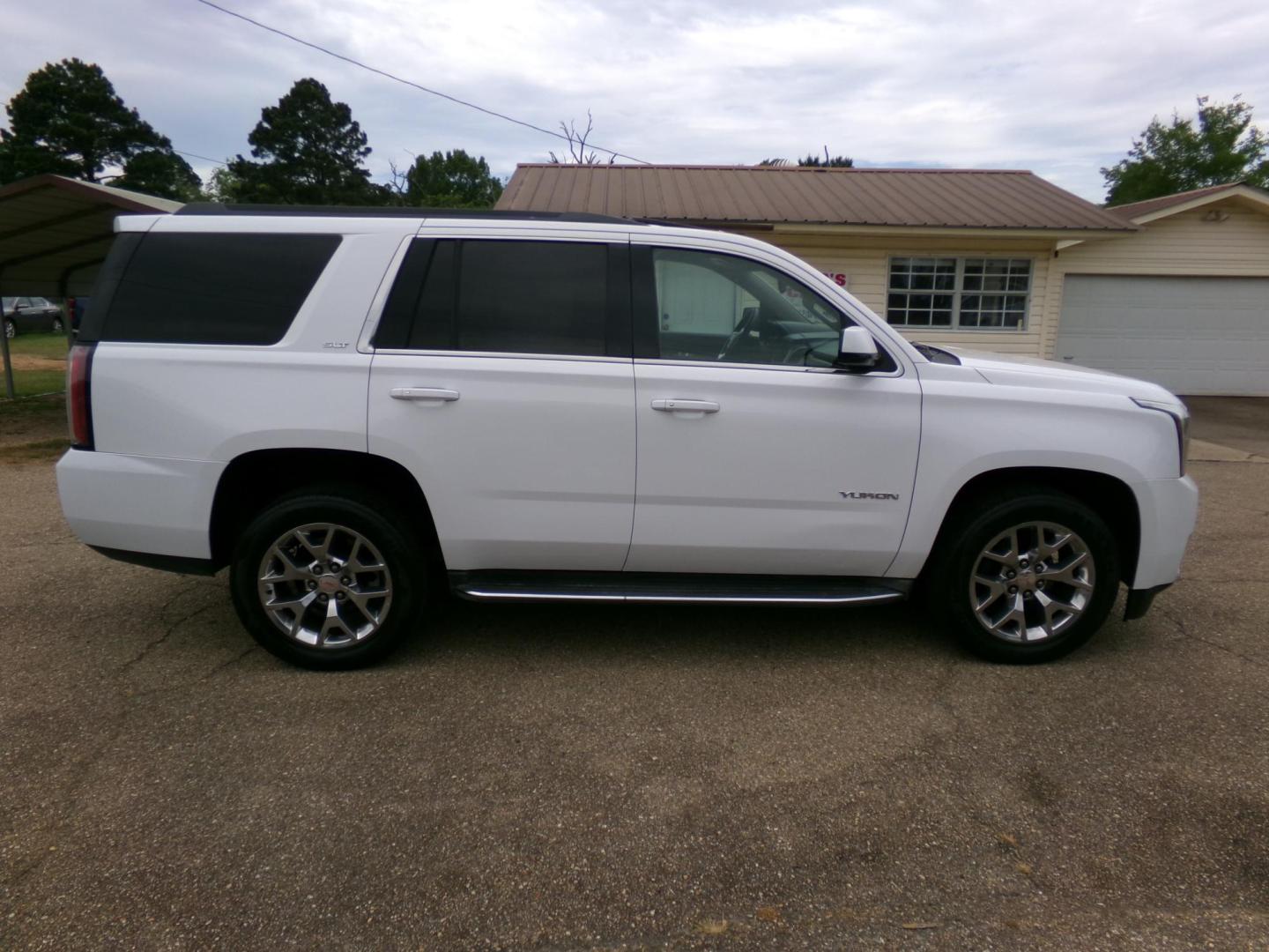 2016 White /Tan GMC Yukon SLT 4WD (1GKS2BKC2GR) with an 5.3L V8 OHV 16V FFV engine, 6A transmission, located at 401 First NE, Bearden, AR, 71720, (870) 687-3414, 33.726528, -92.611519 - Photo#30