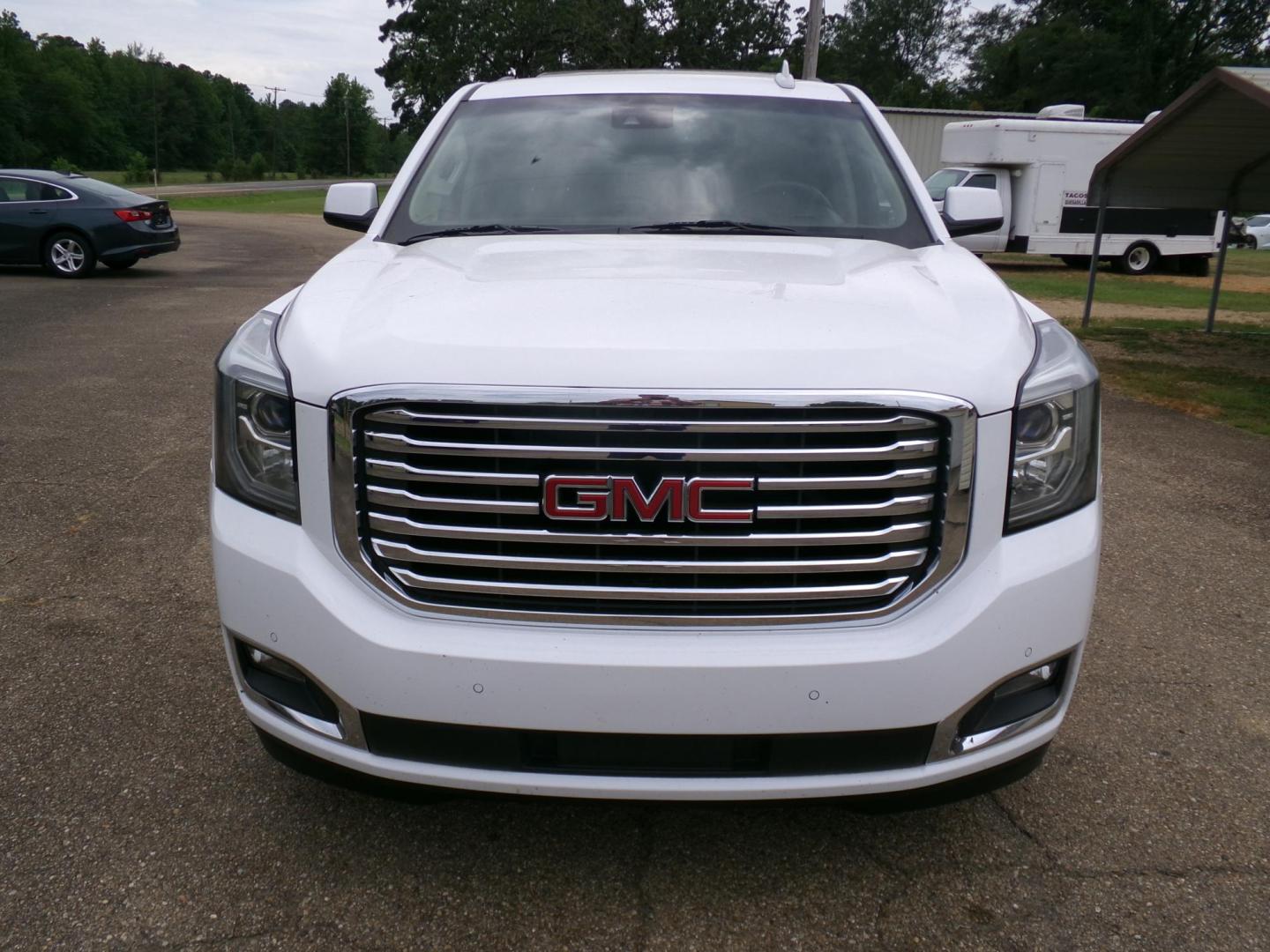 2016 White /Tan GMC Yukon SLT 4WD (1GKS2BKC2GR) with an 5.3L V8 OHV 16V FFV engine, 6A transmission, located at 401 First NE, Bearden, AR, 71720, (870) 687-3414, 33.726528, -92.611519 - Photo#31