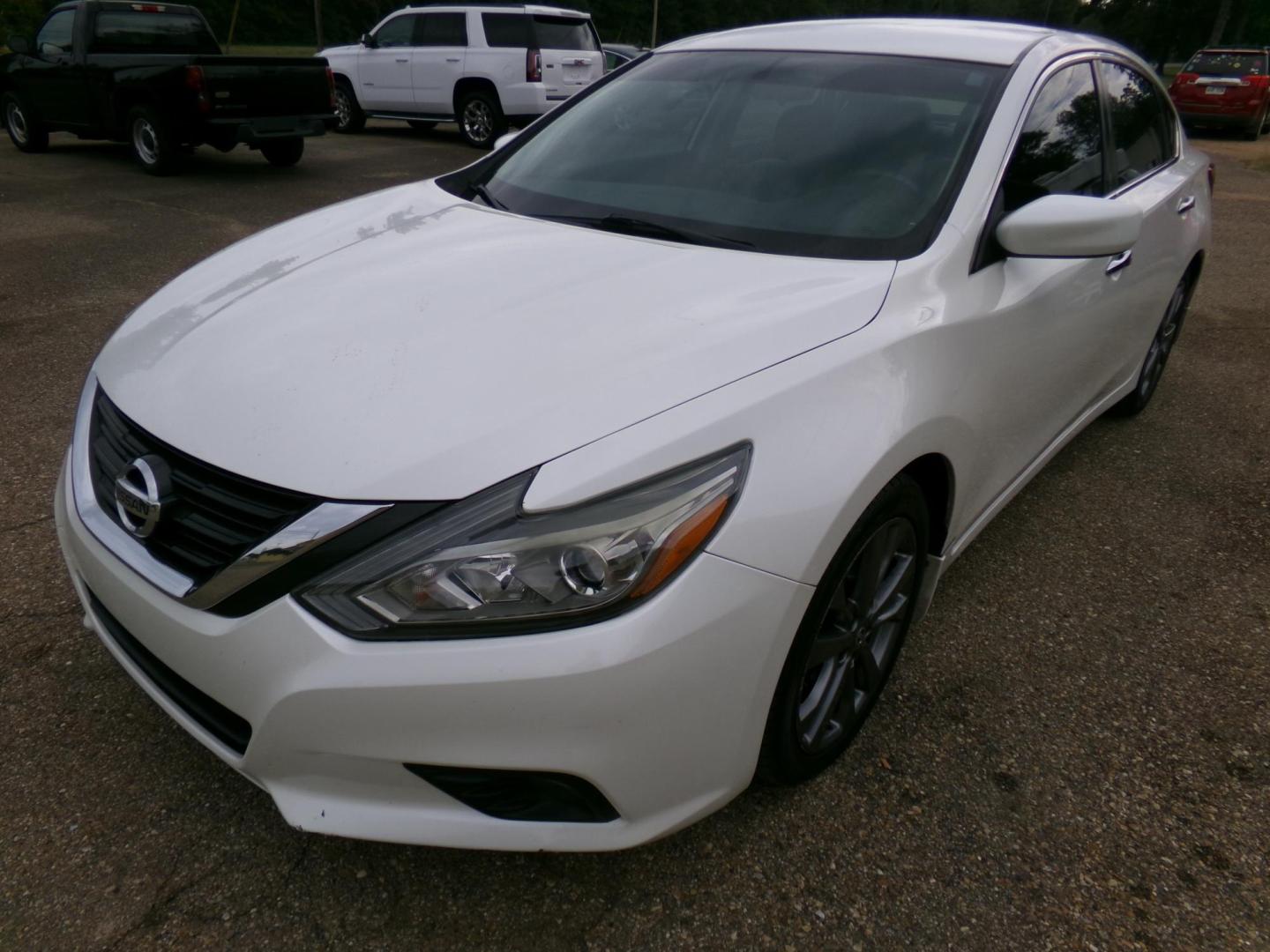 2018 White /Black Nissan Altima 2.5 (1N4AL3AP7JC) with an 2.5L L4 DOHC 16V engine, CVT transmission, located at 401 First NE, Bearden, AR, 71720, (870) 687-3414, 33.726528, -92.611519 - Photo#0