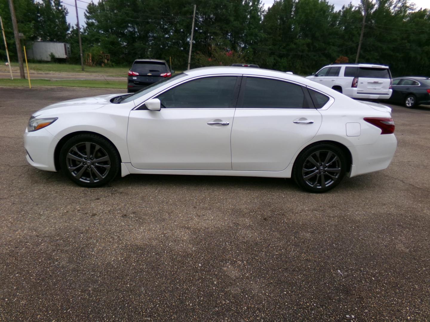 2018 White /Black Nissan Altima 2.5 (1N4AL3AP7JC) with an 2.5L L4 DOHC 16V engine, CVT transmission, located at 401 First NE, Bearden, AR, 71720, (870) 687-3414, 33.726528, -92.611519 - Photo#1