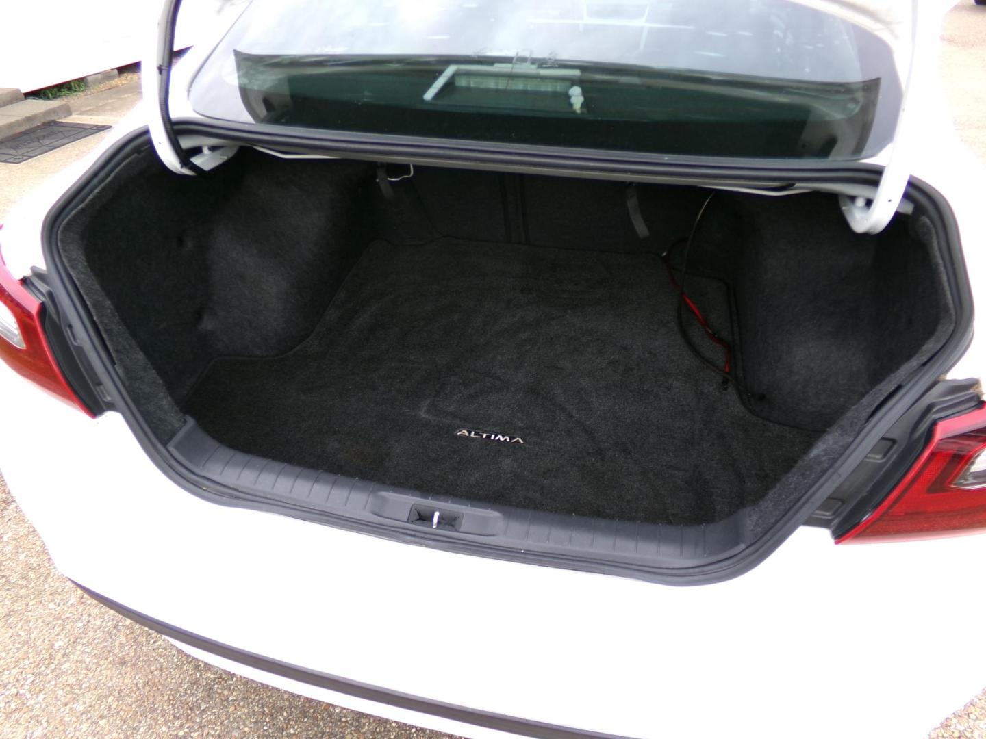 2018 White /Black Nissan Altima 2.5 (1N4AL3AP7JC) with an 2.5L L4 DOHC 16V engine, CVT transmission, located at 401 First NE, Bearden, AR, 71720, (870) 687-3414, 33.726528, -92.611519 - Photo#3