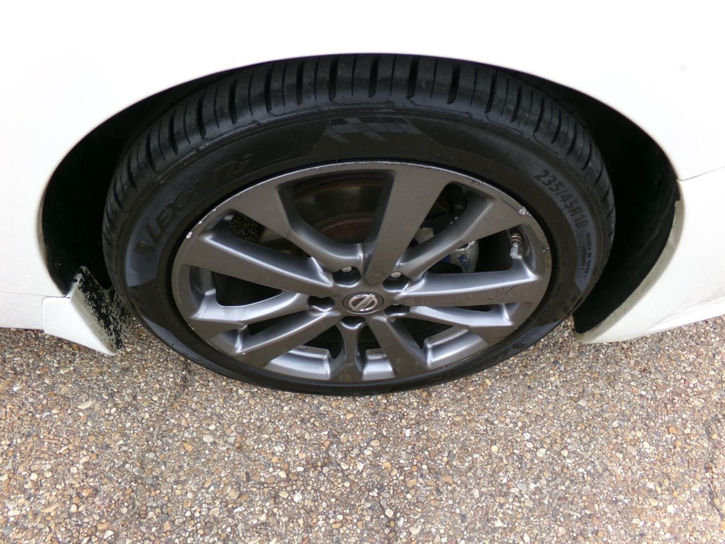 2018 White /Black Nissan Altima 2.5 (1N4AL3AP7JC) with an 2.5L L4 DOHC 16V engine, CVT transmission, located at 401 First NE, Bearden, AR, 71720, (870) 687-3414, 33.726528, -92.611519 - Photo#4