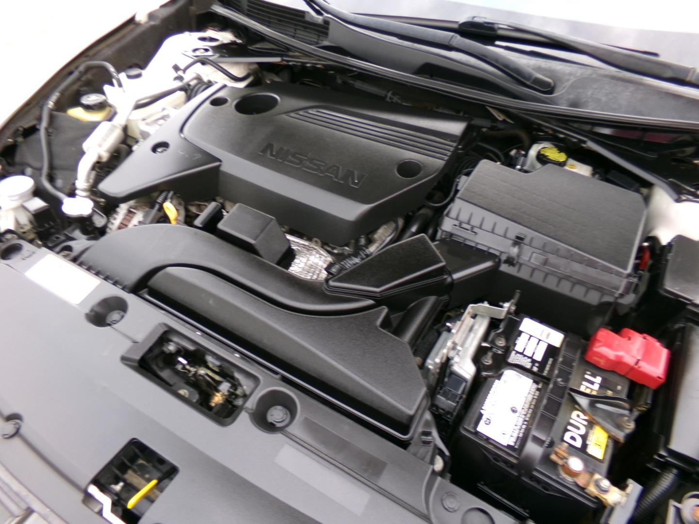 2018 White /Black Nissan Altima 2.5 (1N4AL3AP7JC) with an 2.5L L4 DOHC 16V engine, CVT transmission, located at 401 First NE, Bearden, AR, 71720, (870) 687-3414, 33.726528, -92.611519 - Photo#5