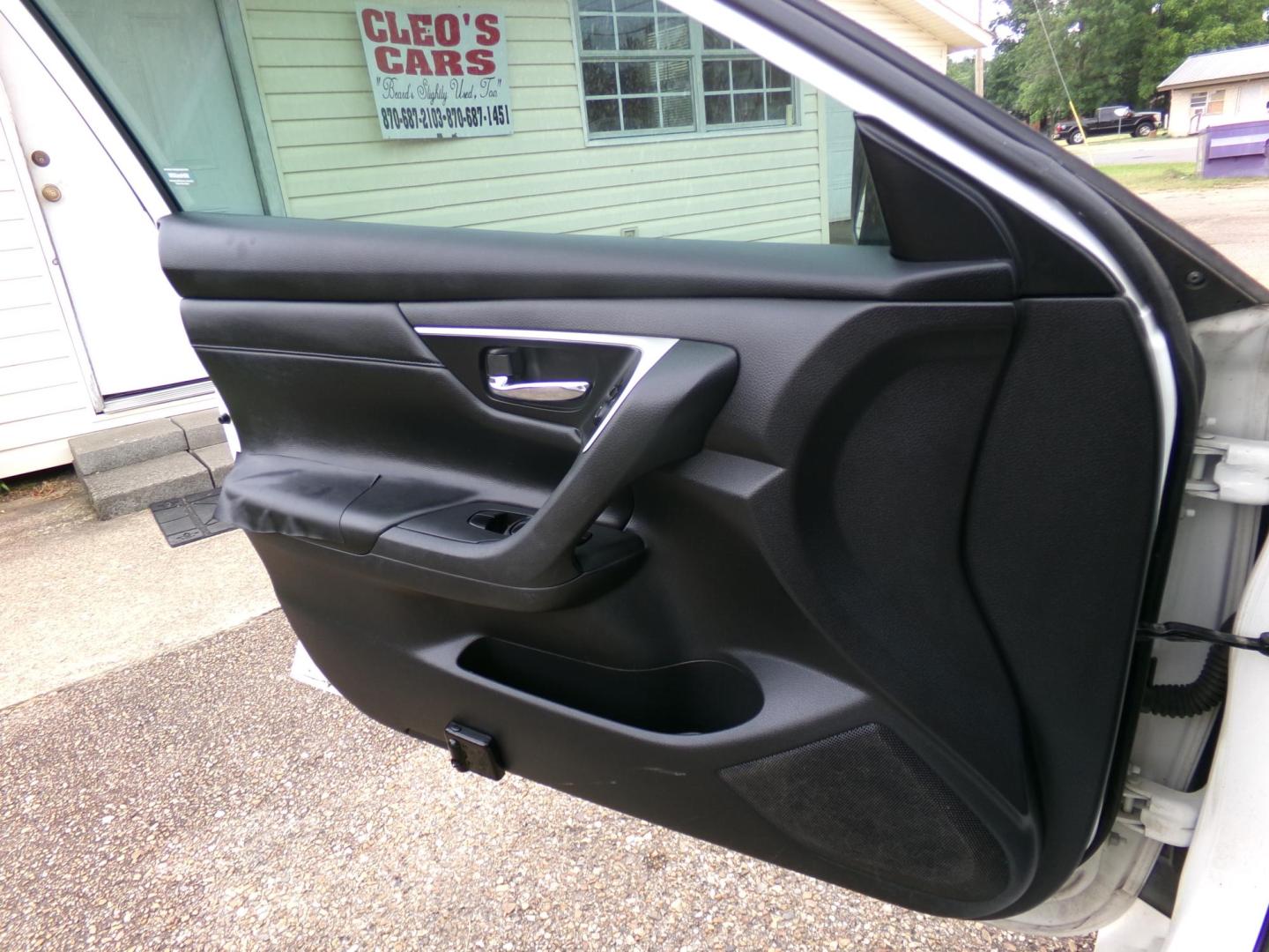 2018 White /Black Nissan Altima 2.5 (1N4AL3AP7JC) with an 2.5L L4 DOHC 16V engine, CVT transmission, located at 401 First NE, Bearden, AR, 71720, (870) 687-3414, 33.726528, -92.611519 - Photo#6