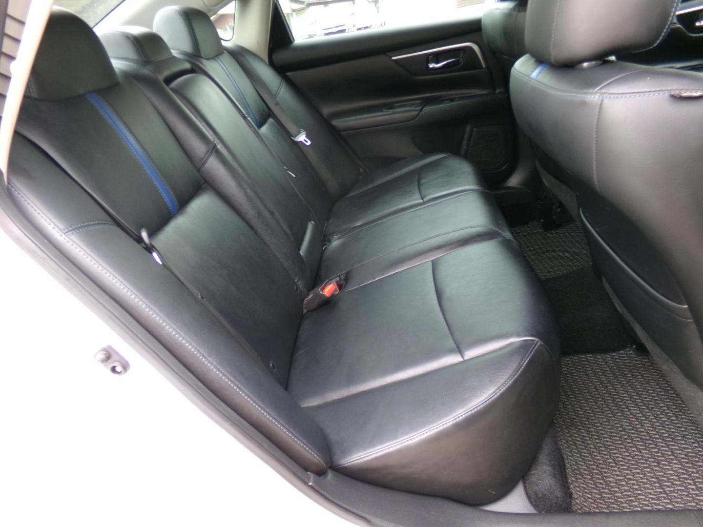 2018 White /Black Nissan Altima 2.5 (1N4AL3AP7JC) with an 2.5L L4 DOHC 16V engine, CVT transmission, located at 401 First NE, Bearden, AR, 71720, (870) 687-3414, 33.726528, -92.611519 - Photo#15