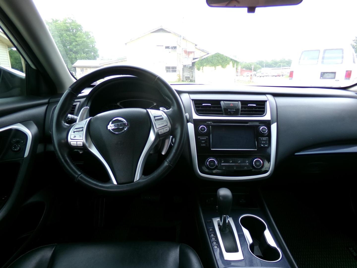 2018 White /Black Nissan Altima 2.5 (1N4AL3AP7JC) with an 2.5L L4 DOHC 16V engine, CVT transmission, located at 401 First NE, Bearden, AR, 71720, (870) 687-3414, 33.726528, -92.611519 - Photo#17