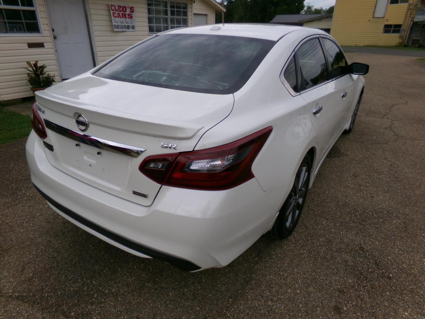 2018 White /Black Nissan Altima 2.5 (1N4AL3AP7JC) with an 2.5L L4 DOHC 16V engine, CVT transmission, located at 401 First NE, Bearden, AR, 71720, (870) 687-3414, 33.726528, -92.611519 - Photo#18