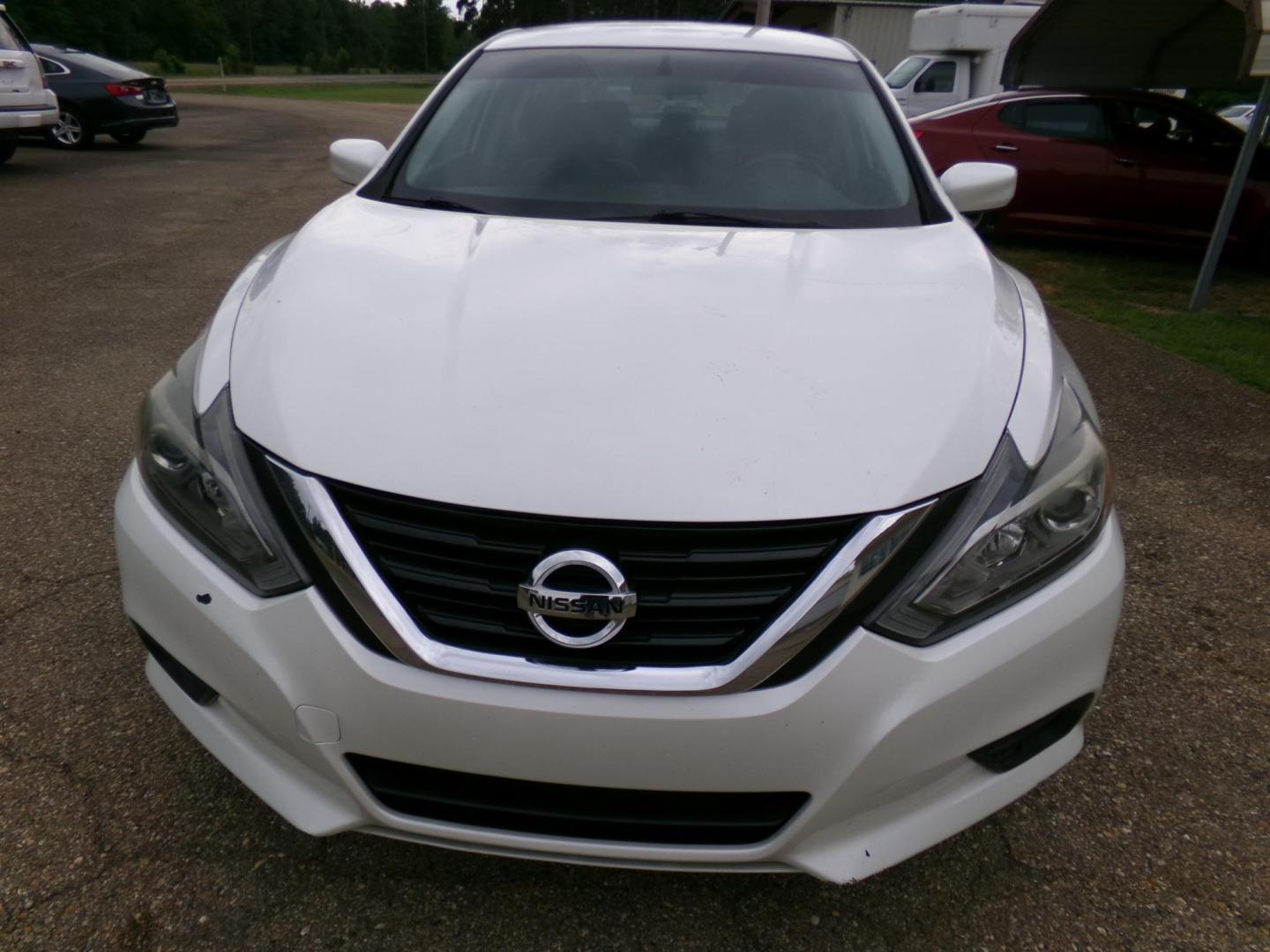 2018 White /Black Nissan Altima 2.5 (1N4AL3AP7JC) with an 2.5L L4 DOHC 16V engine, CVT transmission, located at 401 First NE, Bearden, AR, 71720, (870) 687-3414, 33.726528, -92.611519 - Photo#20