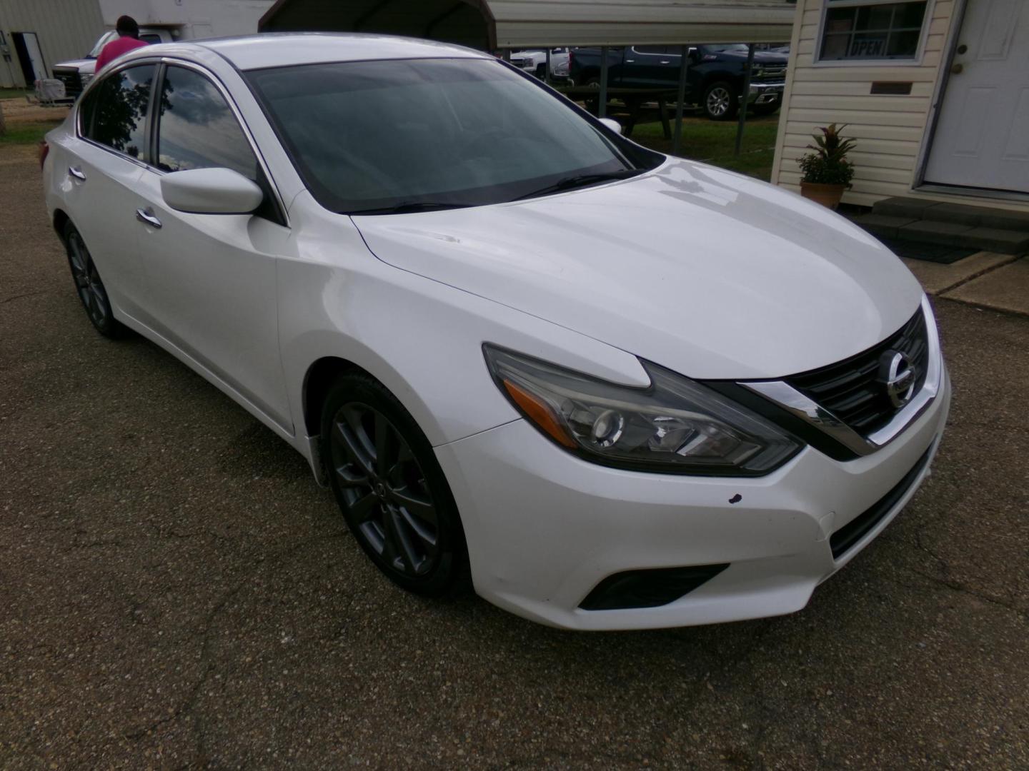 2018 White /Black Nissan Altima 2.5 (1N4AL3AP7JC) with an 2.5L L4 DOHC 16V engine, CVT transmission, located at 401 First NE, Bearden, AR, 71720, (870) 687-3414, 33.726528, -92.611519 - Photo#21