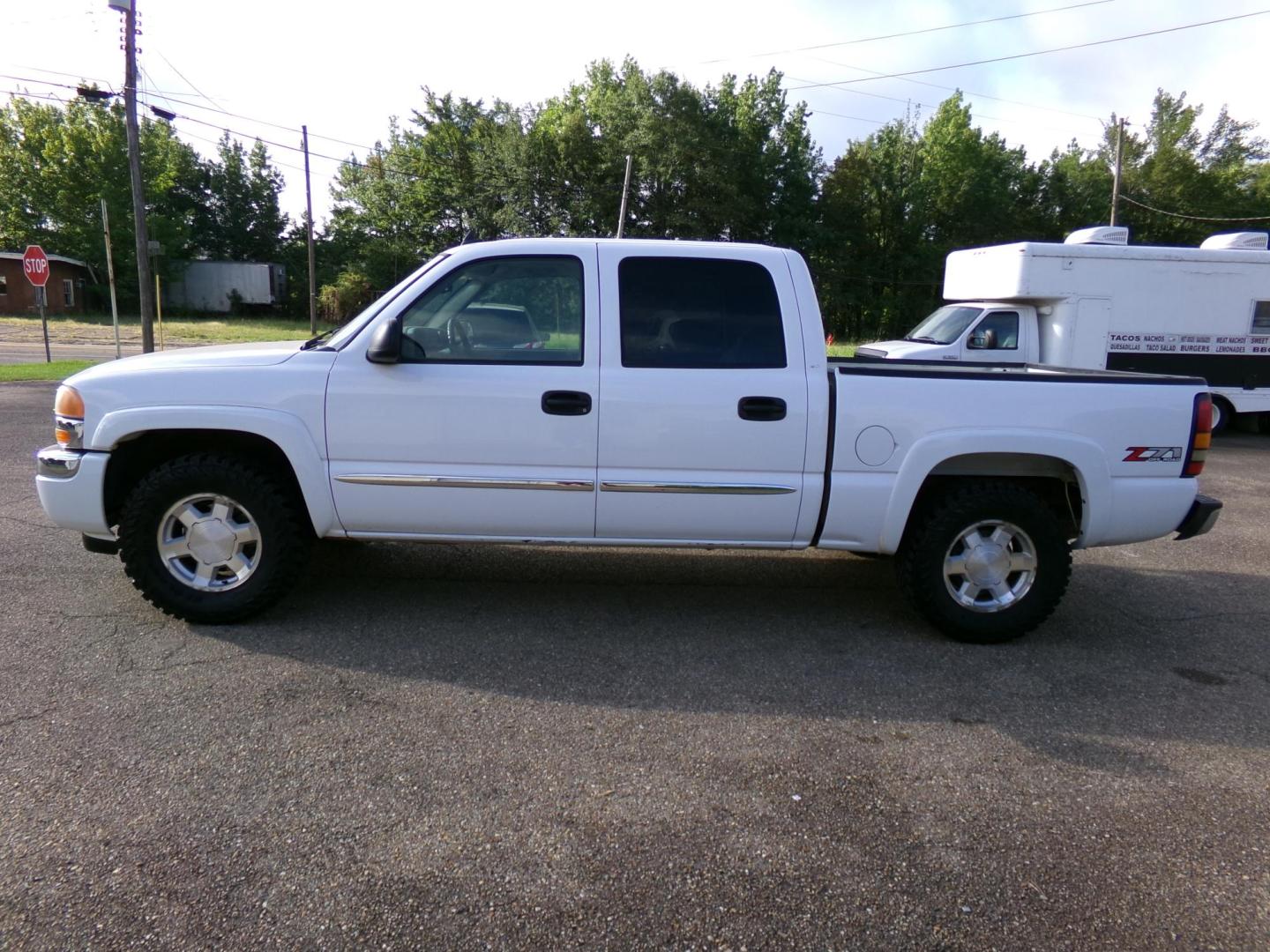 2006 Olympic White /Tan GMC Sierra 1500 SLE Crew Cab 4WD (2GTEK13Z361) with an 5.3L V8 OHV 16V FFV engine, 4-Speed Automatic Overdrive transmission, located at 401 First NE, Bearden, AR, 71720, (870) 687-3414, 33.726528, -92.611519 - Photo#1