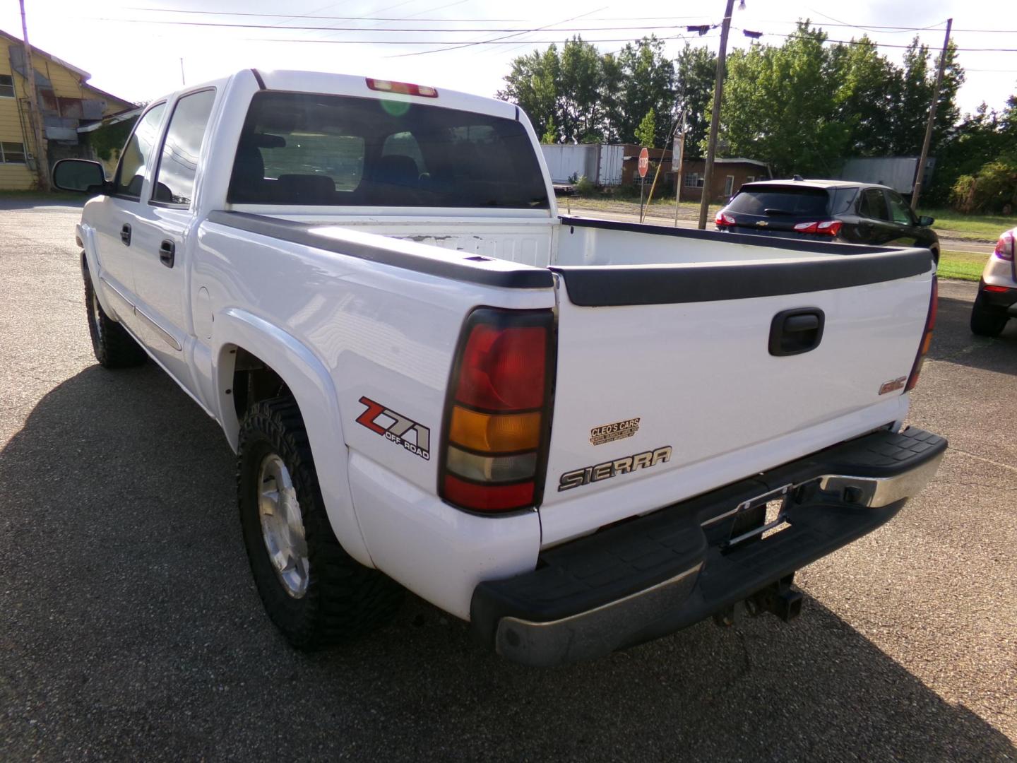 2006 Olympic White /Tan GMC Sierra 1500 SLE Crew Cab 4WD (2GTEK13Z361) with an 5.3L V8 OHV 16V FFV engine, 4-Speed Automatic Overdrive transmission, located at 401 First NE, Bearden, AR, 71720, (870) 687-3414, 33.726528, -92.611519 - Photo#2