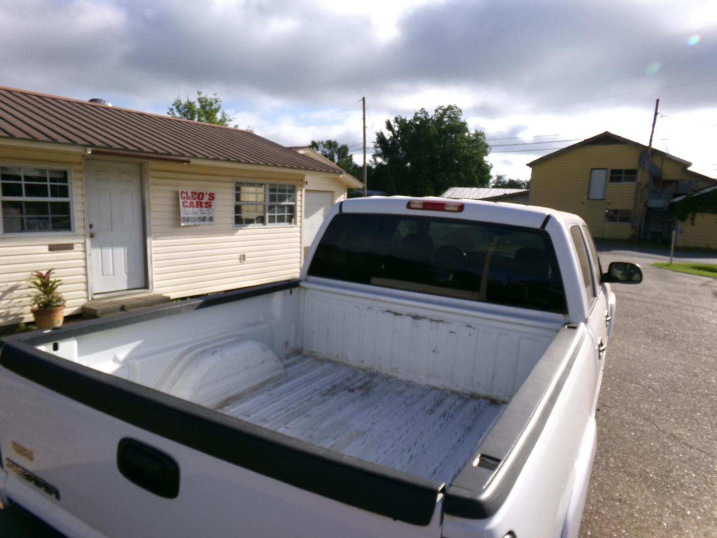 2006 Olympic White /Tan GMC Sierra 1500 SLE Crew Cab 4WD (2GTEK13Z361) with an 5.3L V8 OHV 16V FFV engine, 4-Speed Automatic Overdrive transmission, located at 401 First NE, Bearden, AR, 71720, (870) 687-3414, 33.726528, -92.611519 - Photo#3