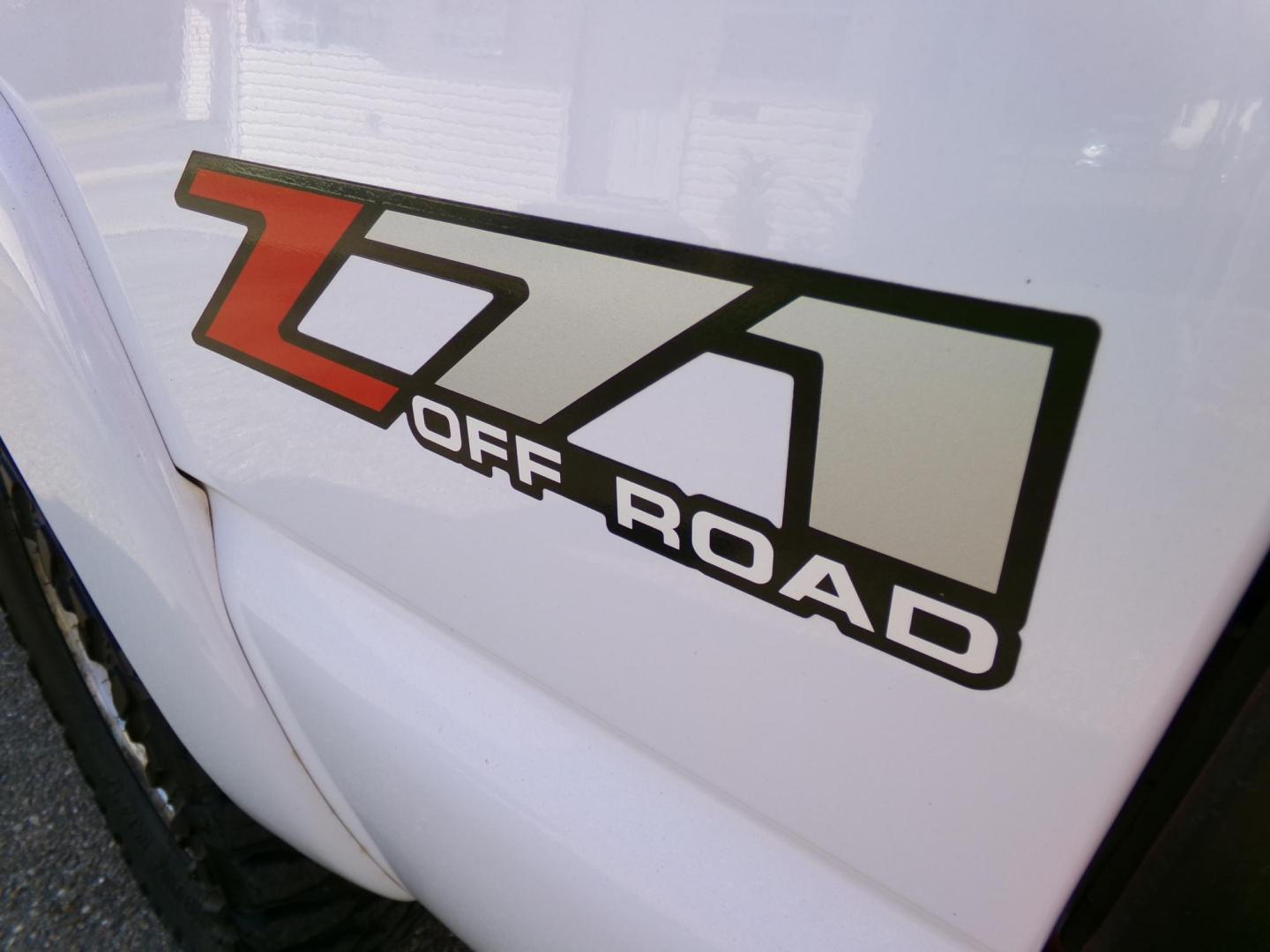2006 Olympic White /Tan GMC Sierra 1500 SLE Crew Cab 4WD (2GTEK13Z361) with an 5.3L V8 OHV 16V FFV engine, 4-Speed Automatic Overdrive transmission, located at 401 First NE, Bearden, AR, 71720, (870) 687-3414, 33.726528, -92.611519 - Photo#4