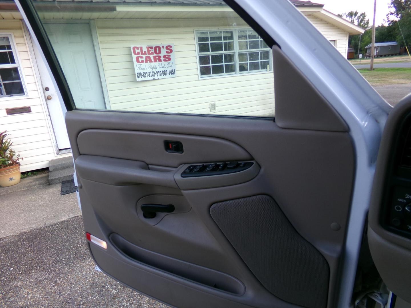 2006 Olympic White /Tan GMC Sierra 1500 SLE Crew Cab 4WD (2GTEK13Z361) with an 5.3L V8 OHV 16V FFV engine, 4-Speed Automatic Overdrive transmission, located at 401 First NE, Bearden, AR, 71720, (870) 687-3414, 33.726528, -92.611519 - Photo#7