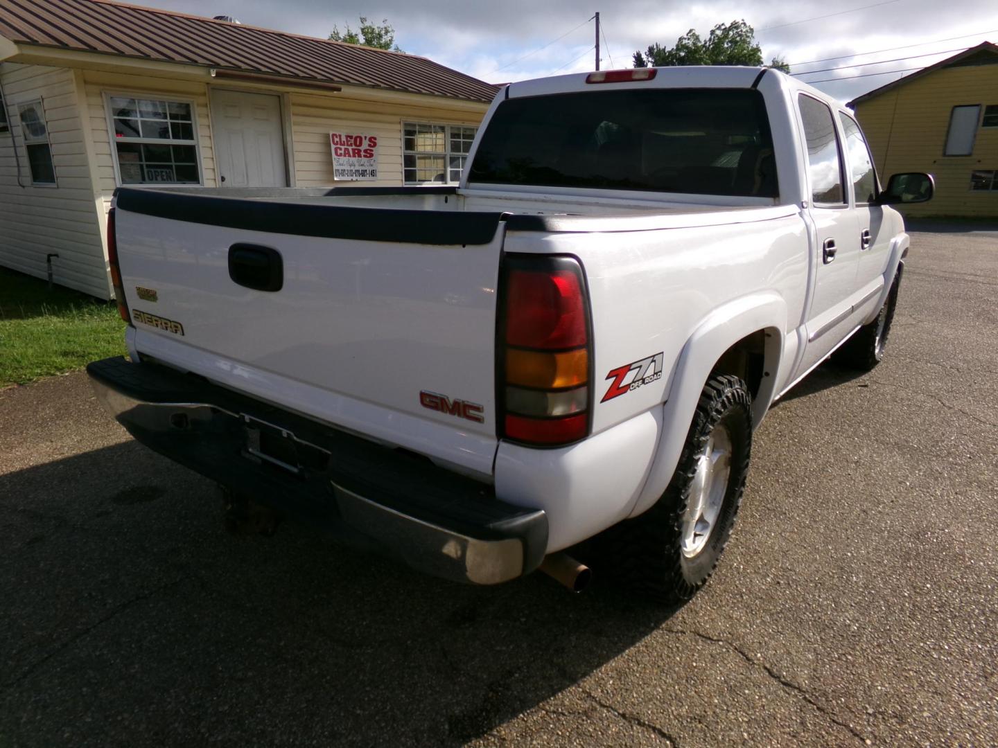 2006 Olympic White /Tan GMC Sierra 1500 SLE Crew Cab 4WD (2GTEK13Z361) with an 5.3L V8 OHV 16V FFV engine, 4-Speed Automatic Overdrive transmission, located at 401 First NE, Bearden, AR, 71720, (870) 687-3414, 33.726528, -92.611519 - Photo#18
