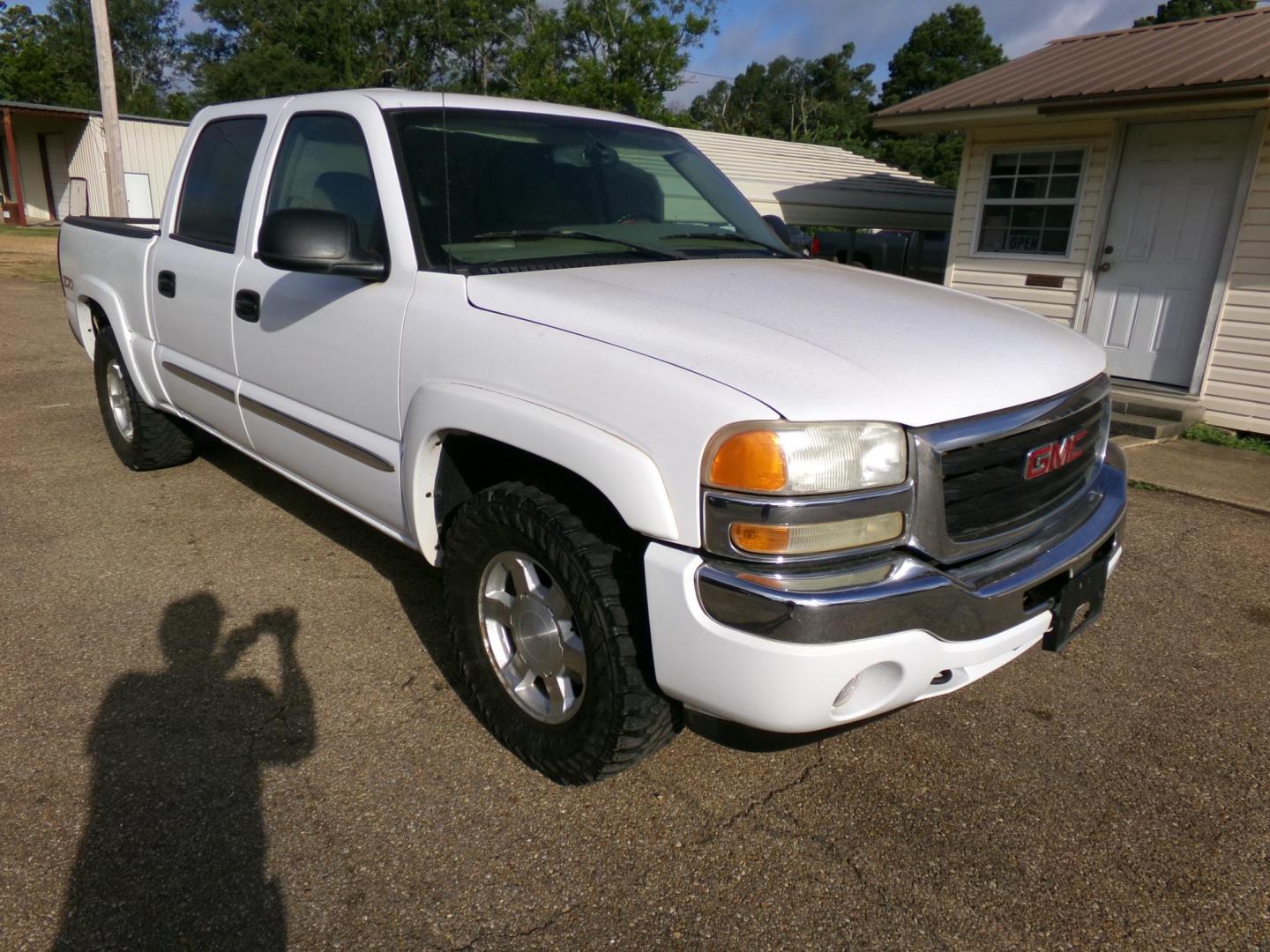 2006 Olympic White /Tan GMC Sierra 1500 SLE Crew Cab 4WD (2GTEK13Z361) with an 5.3L V8 OHV 16V FFV engine, 4-Speed Automatic Overdrive transmission, located at 401 First NE, Bearden, AR, 71720, (870) 687-3414, 33.726528, -92.611519 - Photo#21