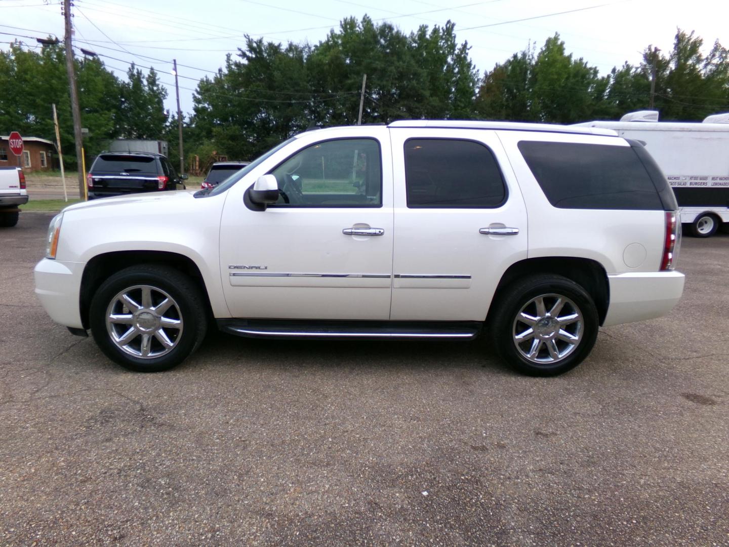 2013 White Diamond Pearl /Tan GMC Yukon Denali 4WD (1GKS2EEF6DR) with an 6.2L V8 OHV 16V engine, 6-Speed Automatic transmission, located at 401 First NE, Bearden, AR, 71720, (870) 687-3414, 33.726528, -92.611519 - Photo#1