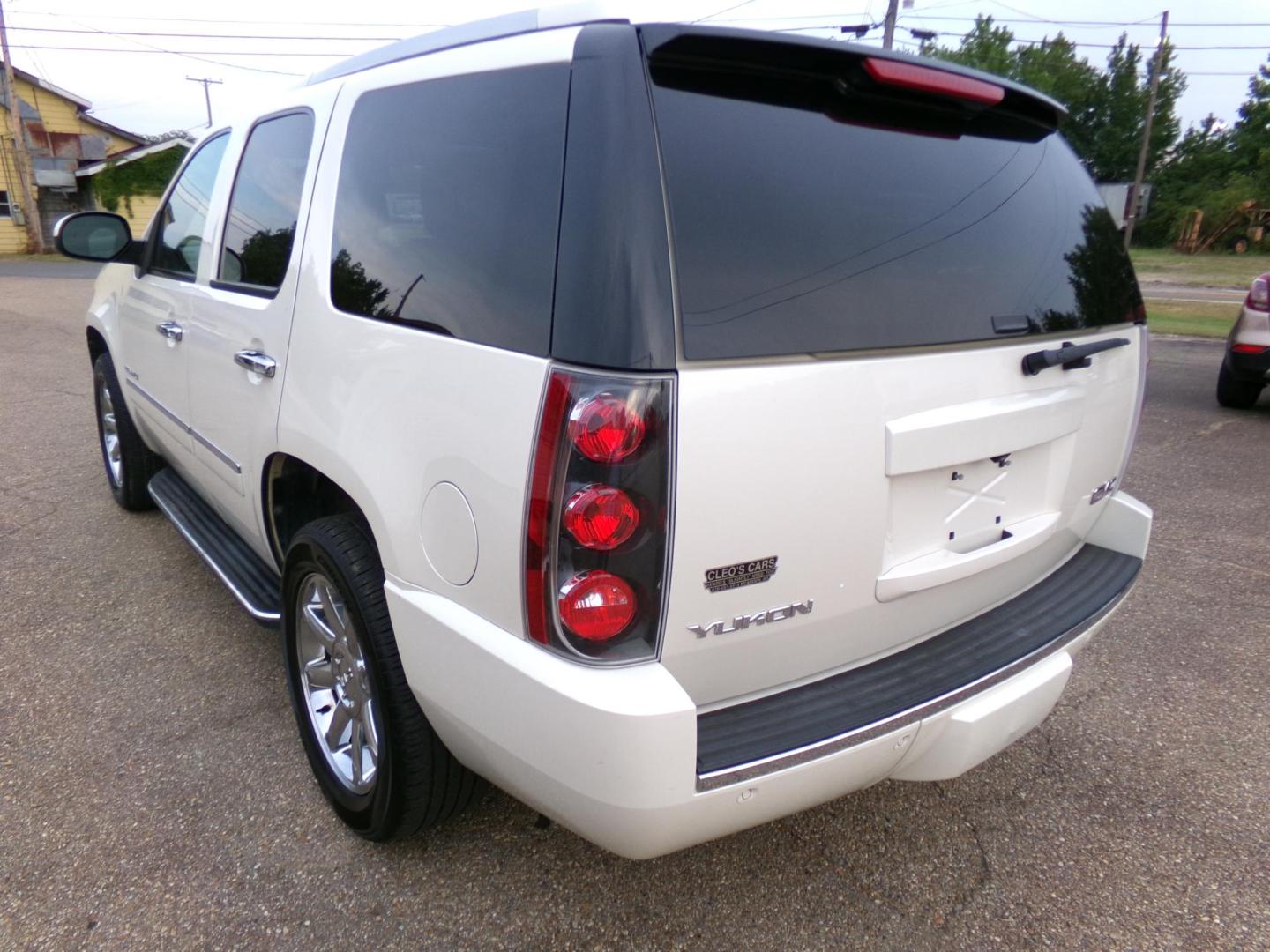 2013 White Diamond Pearl /Tan GMC Yukon Denali 4WD (1GKS2EEF6DR) with an 6.2L V8 OHV 16V engine, 6-Speed Automatic transmission, located at 401 First NE, Bearden, AR, 71720, (870) 687-3414, 33.726528, -92.611519 - Photo#2