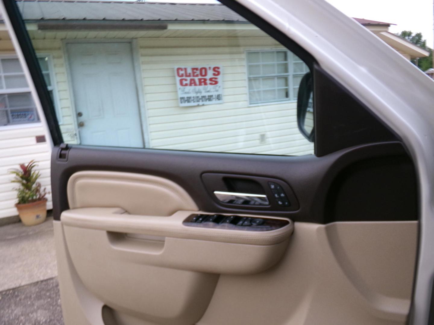 2013 White Diamond Pearl /Tan GMC Yukon Denali 4WD (1GKS2EEF6DR) with an 6.2L V8 OHV 16V engine, 6-Speed Automatic transmission, located at 401 First NE, Bearden, AR, 71720, (870) 687-3414, 33.726528, -92.611519 - Photo#8