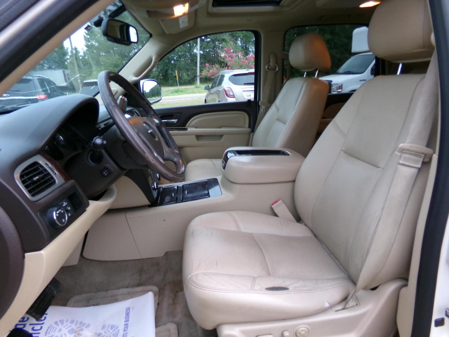 2013 White Diamond Pearl /Tan GMC Yukon Denali 4WD (1GKS2EEF6DR) with an 6.2L V8 OHV 16V engine, 6-Speed Automatic transmission, located at 401 First NE, Bearden, AR, 71720, (870) 687-3414, 33.726528, -92.611519 - Photo#9