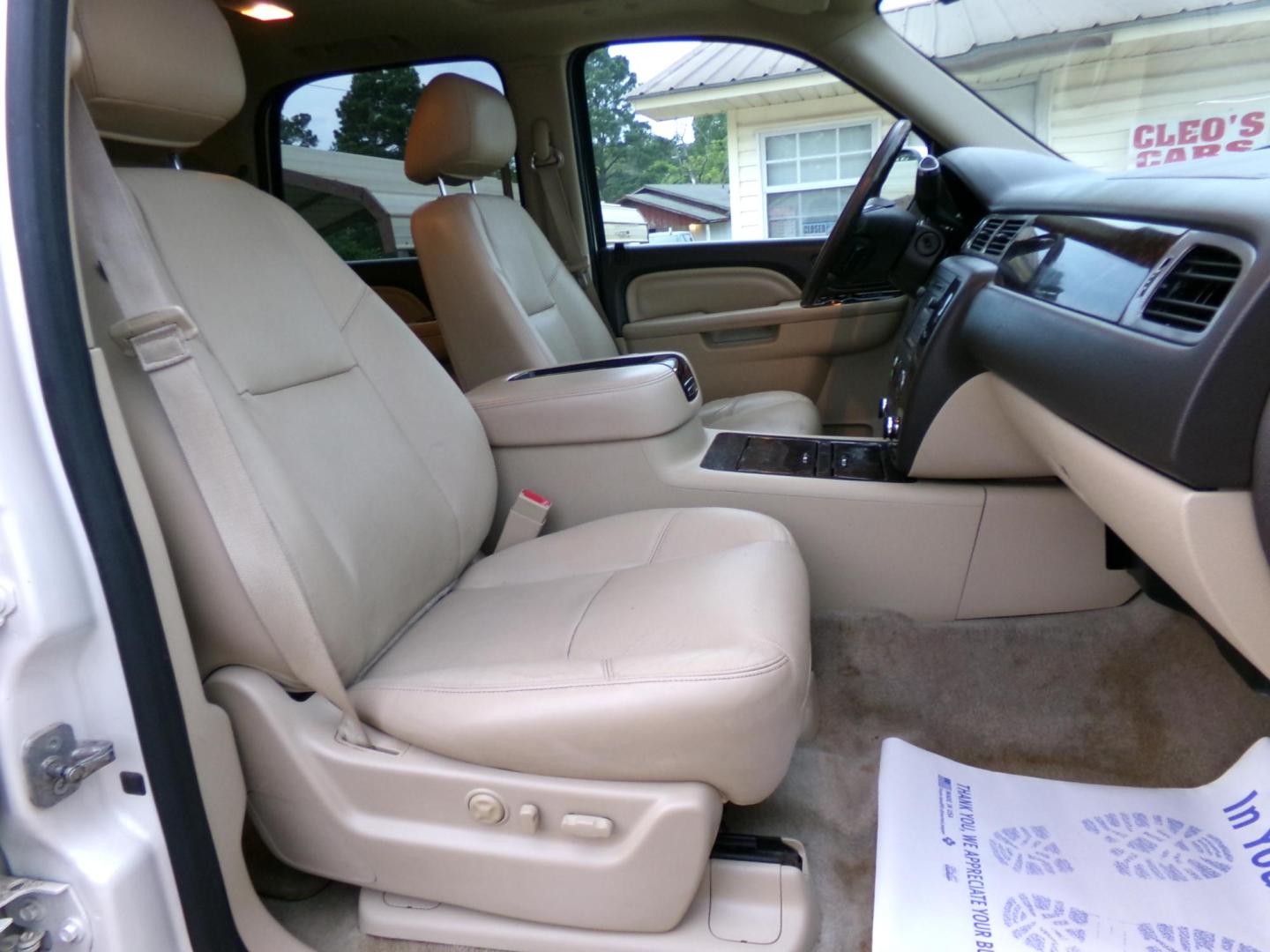 2013 White Diamond Pearl /Tan GMC Yukon Denali 4WD (1GKS2EEF6DR) with an 6.2L V8 OHV 16V engine, 6-Speed Automatic transmission, located at 401 First NE, Bearden, AR, 71720, (870) 687-3414, 33.726528, -92.611519 - Photo#19