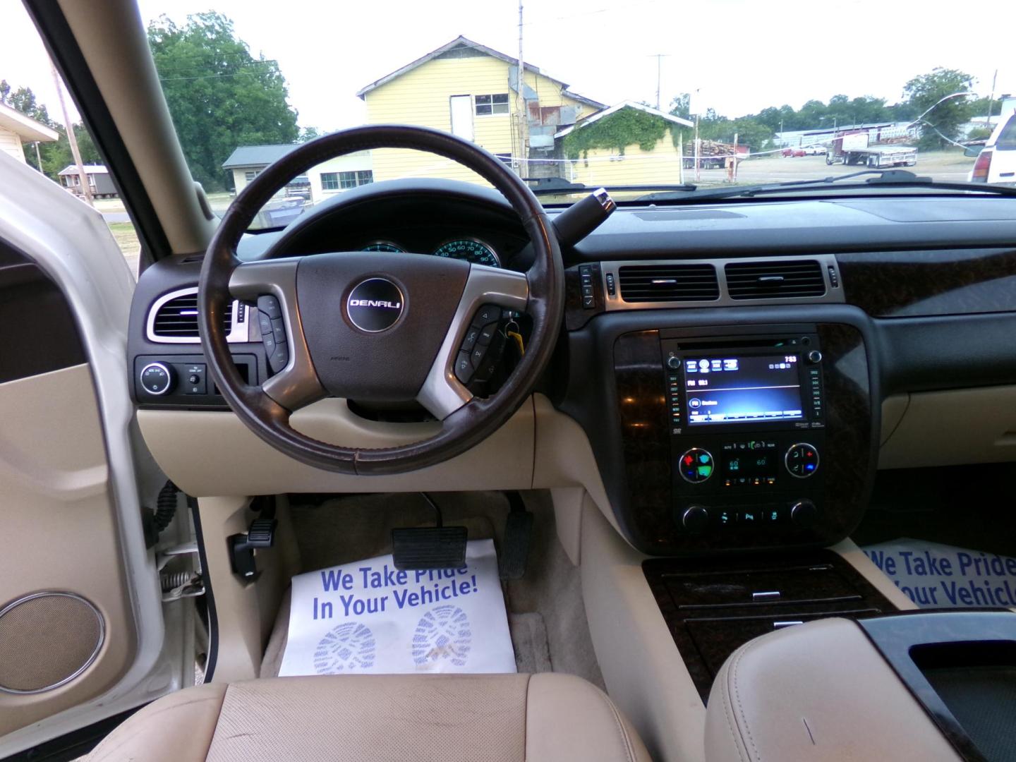 2013 White Diamond Pearl /Tan GMC Yukon Denali 4WD (1GKS2EEF6DR) with an 6.2L V8 OHV 16V engine, 6-Speed Automatic transmission, located at 401 First NE, Bearden, AR, 71720, (870) 687-3414, 33.726528, -92.611519 - Photo#21