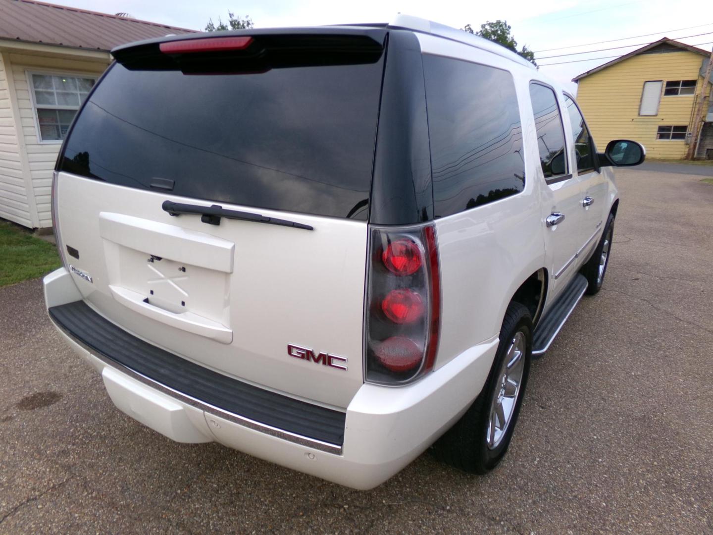 2013 White Diamond Pearl /Tan GMC Yukon Denali 4WD (1GKS2EEF6DR) with an 6.2L V8 OHV 16V engine, 6-Speed Automatic transmission, located at 401 First NE, Bearden, AR, 71720, (870) 687-3414, 33.726528, -92.611519 - Photo#22