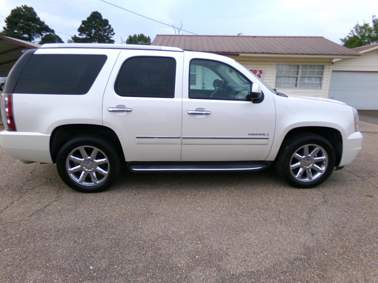 2013 White Diamond Pearl /Tan GMC Yukon Denali 4WD (1GKS2EEF6DR) with an 6.2L V8 OHV 16V engine, 6-Speed Automatic transmission, located at 401 First NE, Bearden, AR, 71720, (870) 687-3414, 33.726528, -92.611519 - Photo#23