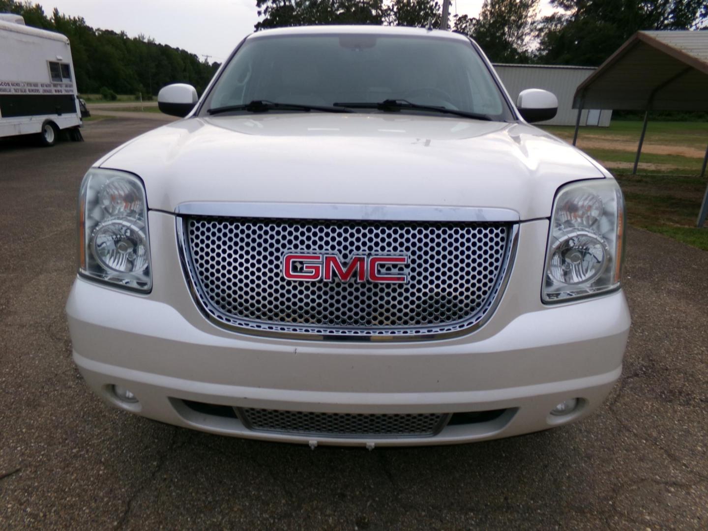 2013 White Diamond Pearl /Tan GMC Yukon Denali 4WD (1GKS2EEF6DR) with an 6.2L V8 OHV 16V engine, 6-Speed Automatic transmission, located at 401 First NE, Bearden, AR, 71720, (870) 687-3414, 33.726528, -92.611519 - Photo#24