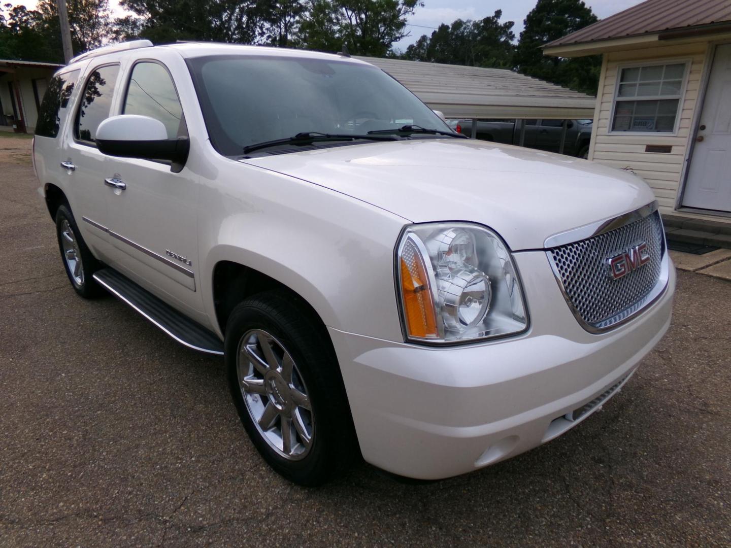 2013 White Diamond Pearl /Tan GMC Yukon Denali 4WD (1GKS2EEF6DR) with an 6.2L V8 OHV 16V engine, 6-Speed Automatic transmission, located at 401 First NE, Bearden, AR, 71720, (870) 687-3414, 33.726528, -92.611519 - Photo#25