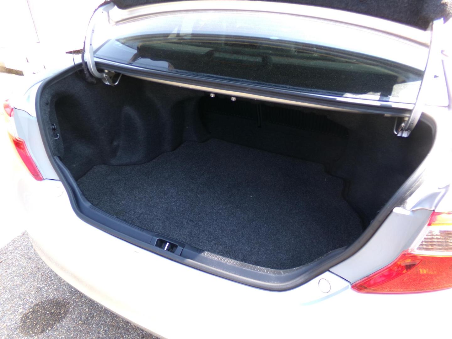 2014 Silver /Black Toyota Camry SE (4T1BF1FK5EU) with an 2.5L L4 DOHC 16V engine, 6-Speed Automatic transmission, located at 401 First NE, Bearden, AR, 71720, (870) 687-3414, 33.726528, -92.611519 - Photo#3