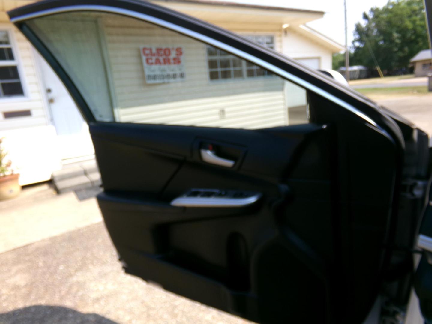 2014 Silver /Black Toyota Camry SE (4T1BF1FK5EU) with an 2.5L L4 DOHC 16V engine, 6-Speed Automatic transmission, located at 401 First NE, Bearden, AR, 71720, (870) 687-3414, 33.726528, -92.611519 - Photo#6