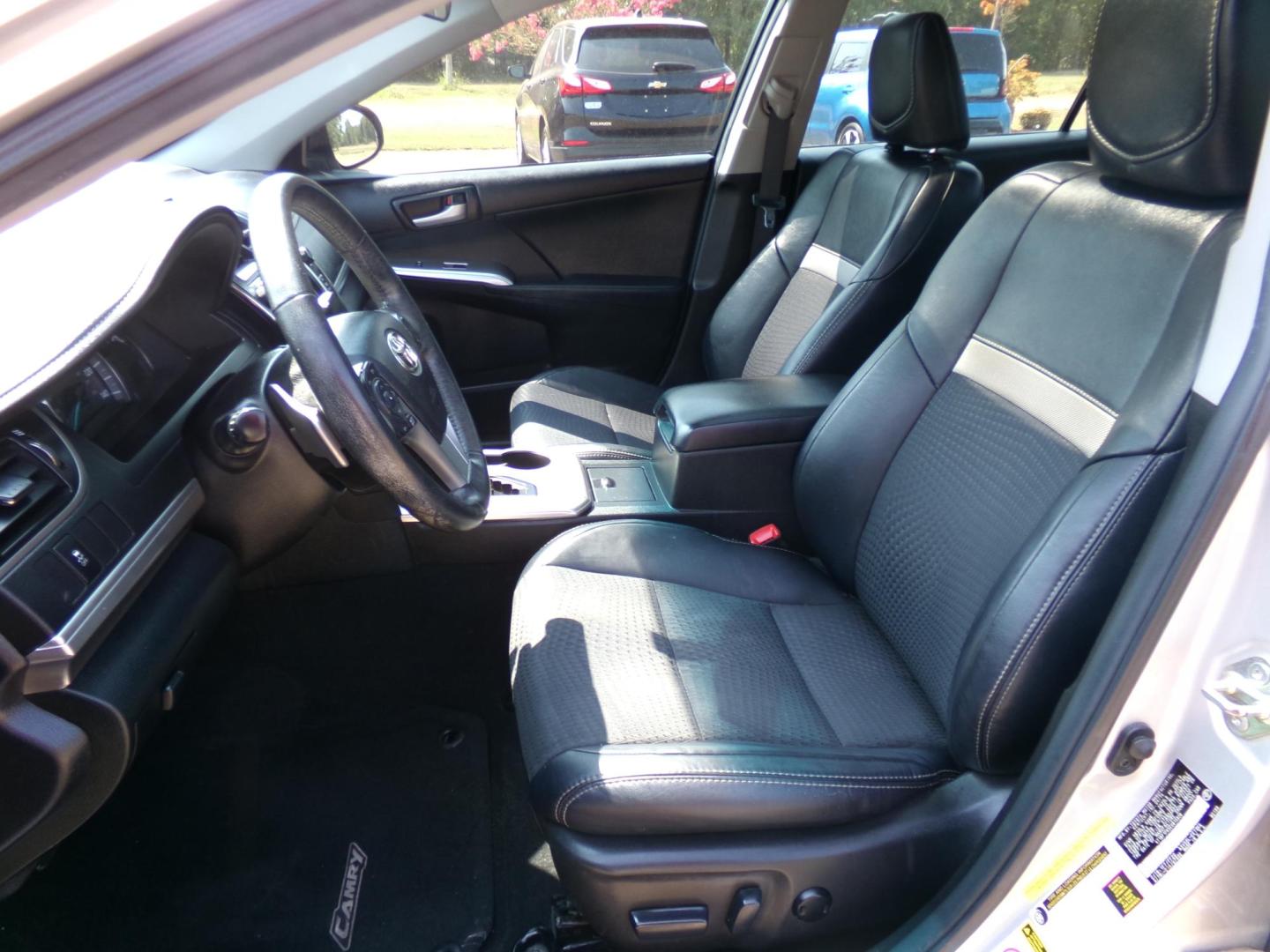 2014 Silver /Black Toyota Camry SE (4T1BF1FK5EU) with an 2.5L L4 DOHC 16V engine, 6-Speed Automatic transmission, located at 401 First NE, Bearden, AR, 71720, (870) 687-3414, 33.726528, -92.611519 - Photo#7