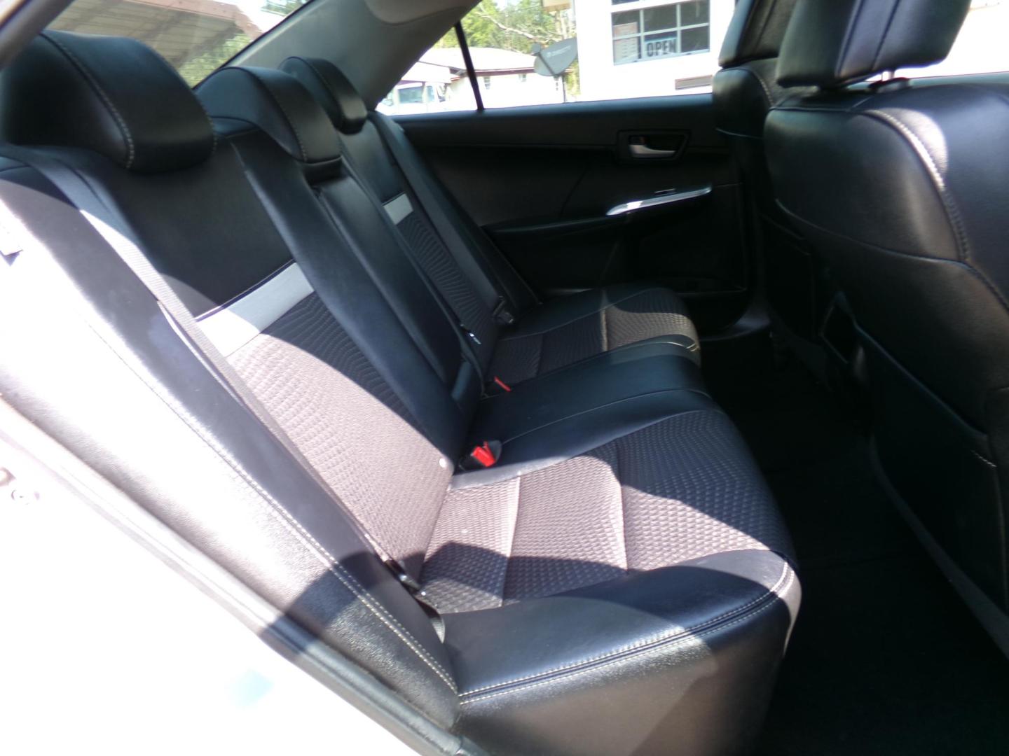 2014 Silver /Black Toyota Camry SE (4T1BF1FK5EU) with an 2.5L L4 DOHC 16V engine, 6-Speed Automatic transmission, located at 401 First NE, Bearden, AR, 71720, (870) 687-3414, 33.726528, -92.611519 - Photo#14