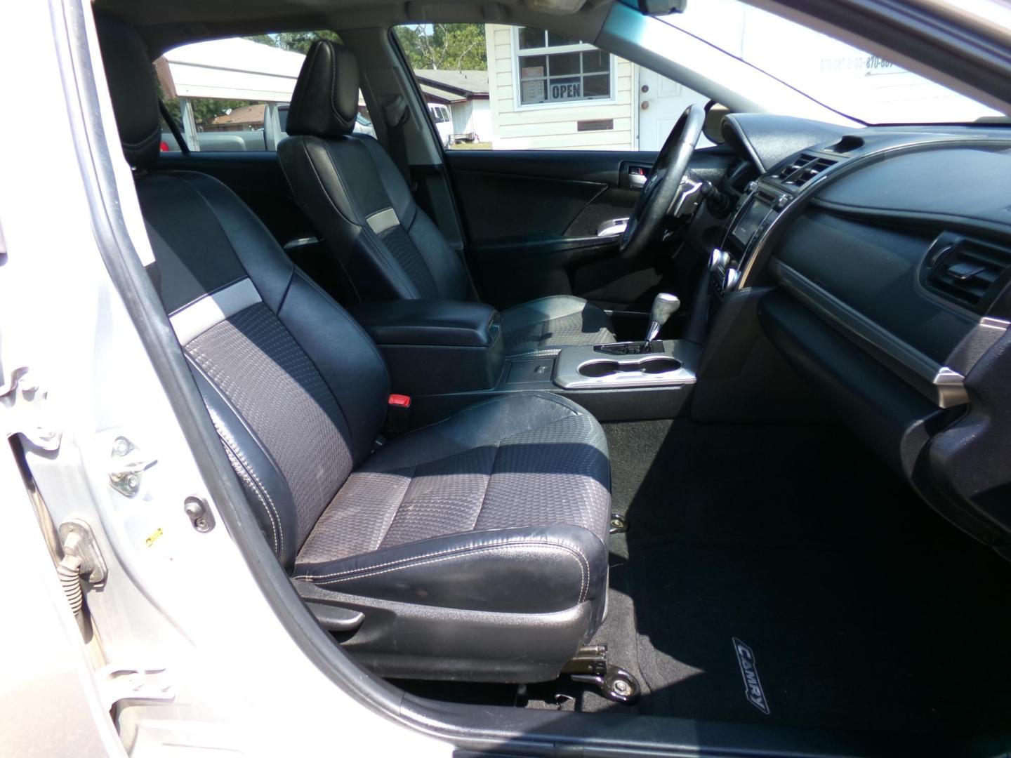 2014 Silver /Black Toyota Camry SE (4T1BF1FK5EU) with an 2.5L L4 DOHC 16V engine, 6-Speed Automatic transmission, located at 401 First NE, Bearden, AR, 71720, (870) 687-3414, 33.726528, -92.611519 - Photo#15