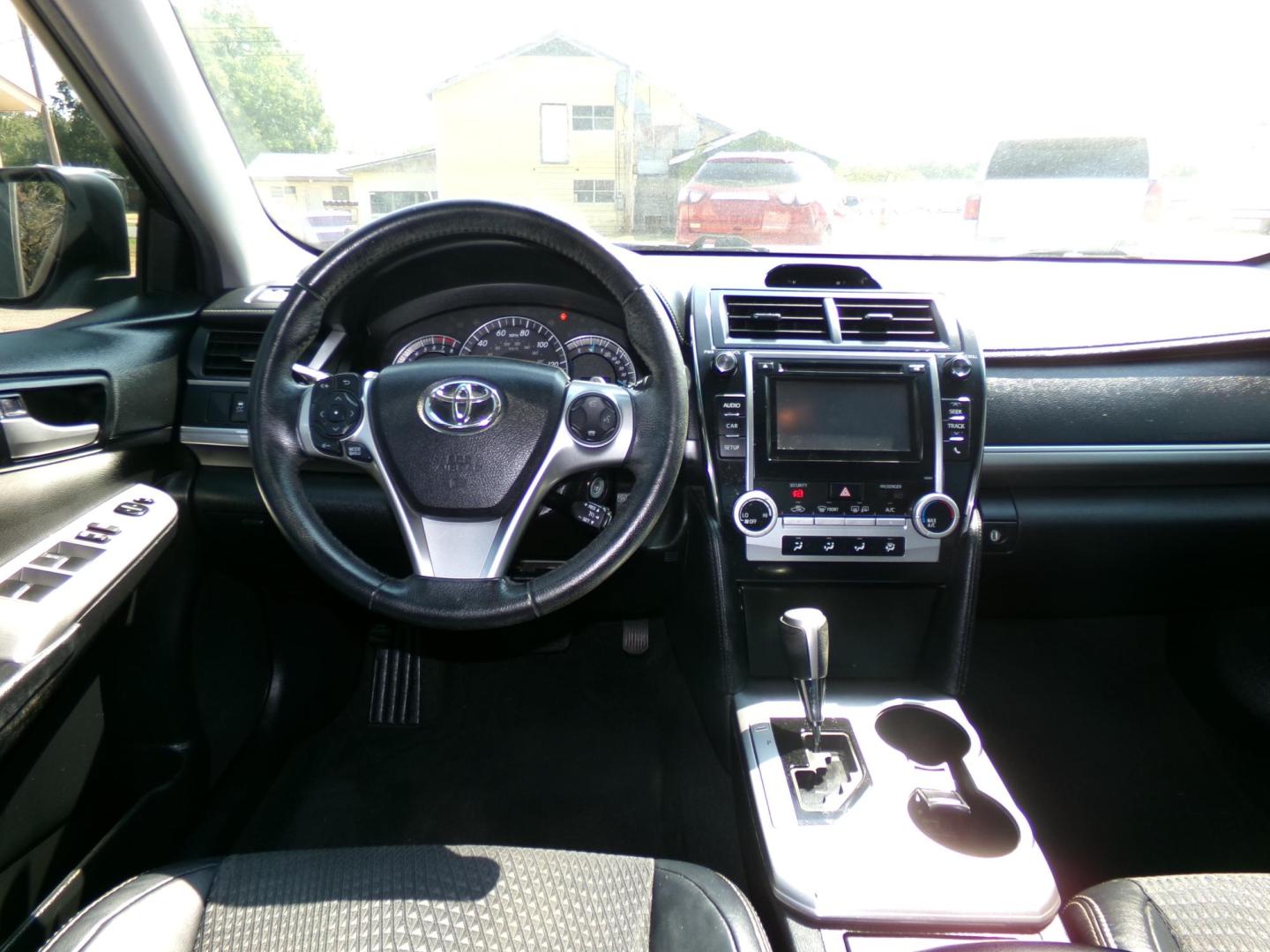 2014 Silver /Black Toyota Camry SE (4T1BF1FK5EU) with an 2.5L L4 DOHC 16V engine, 6-Speed Automatic transmission, located at 401 First NE, Bearden, AR, 71720, (870) 687-3414, 33.726528, -92.611519 - Photo#17