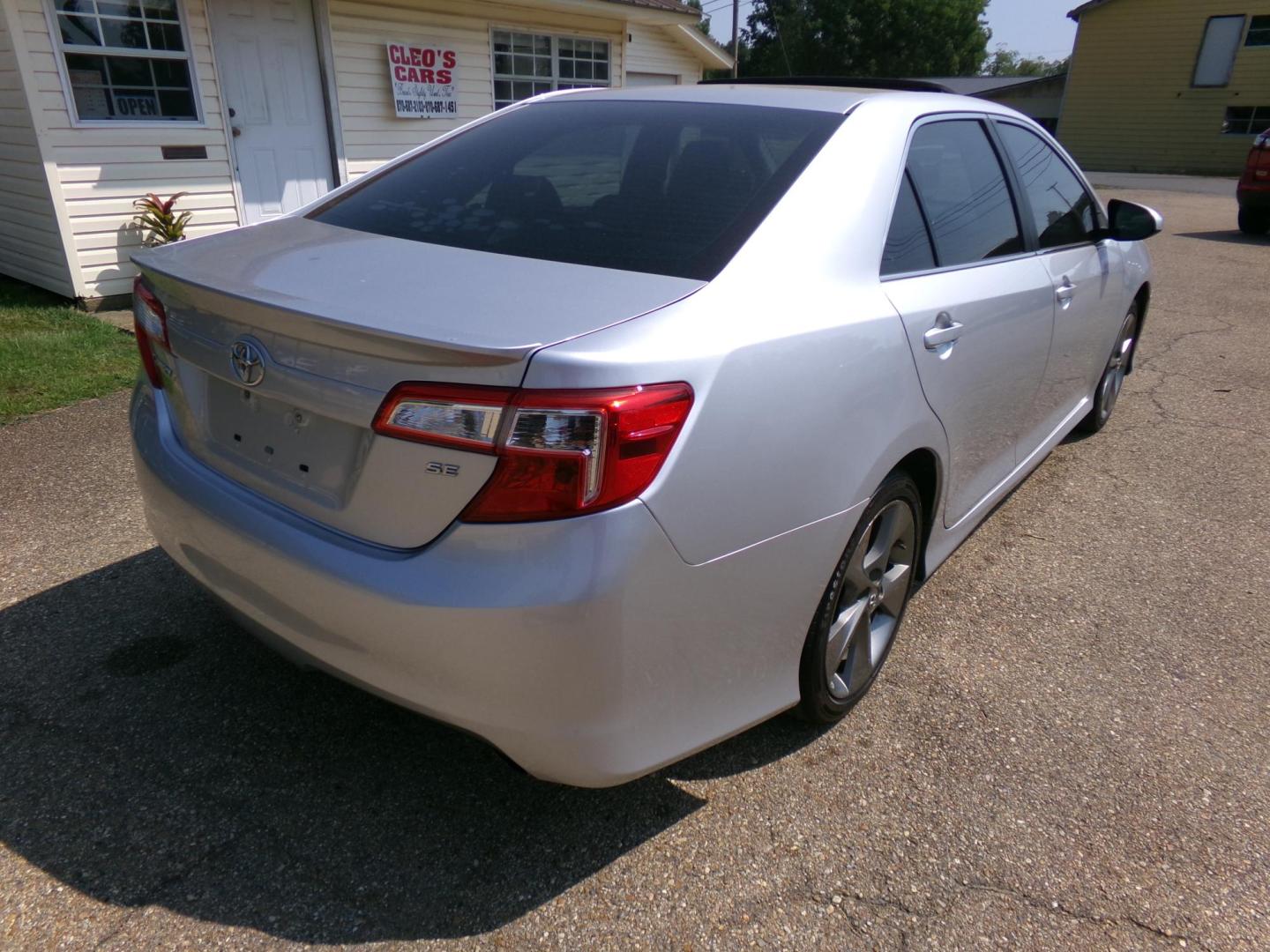 2014 Silver /Black Toyota Camry SE (4T1BF1FK5EU) with an 2.5L L4 DOHC 16V engine, 6-Speed Automatic transmission, located at 401 First NE, Bearden, AR, 71720, (870) 687-3414, 33.726528, -92.611519 - Photo#18