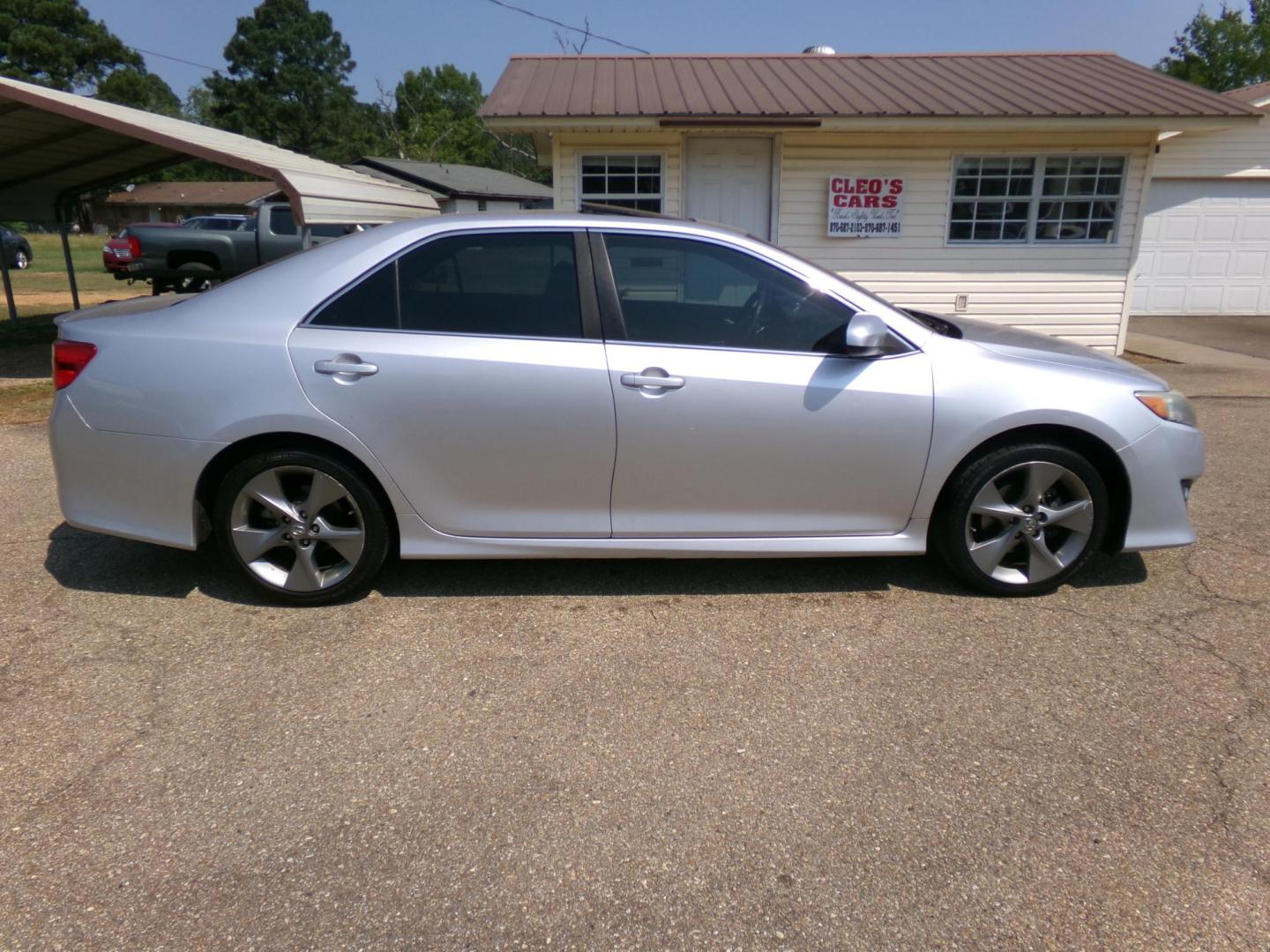 2014 Silver /Black Toyota Camry SE (4T1BF1FK5EU) with an 2.5L L4 DOHC 16V engine, 6-Speed Automatic transmission, located at 401 First NE, Bearden, AR, 71720, (870) 687-3414, 33.726528, -92.611519 - Photo#19