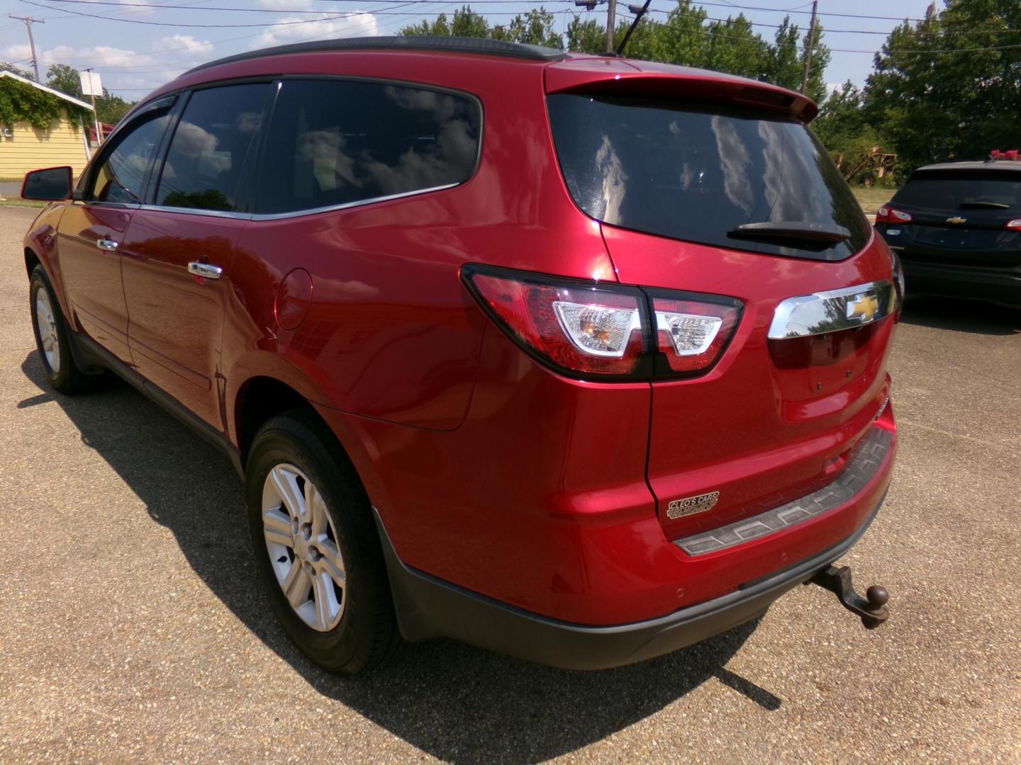 2014 Maroon /Black Chevrolet Traverse 1LT FWD (1GNKRGKD9EJ) with an 3.6L V6 DOHC 24V engine, 6-Speed Automatic transmission, located at 401 First NE, Bearden, AR, 71720, (870) 687-3414, 33.726528, -92.611519 - Photo#2