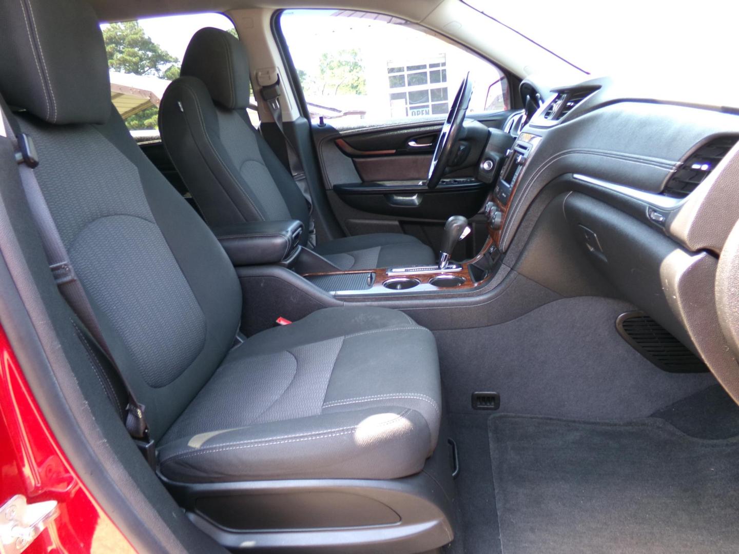 2014 Maroon /Black Chevrolet Traverse 1LT FWD (1GNKRGKD9EJ) with an 3.6L V6 DOHC 24V engine, 6-Speed Automatic transmission, located at 401 First NE, Bearden, AR, 71720, (870) 687-3414, 33.726528, -92.611519 - Photo#15