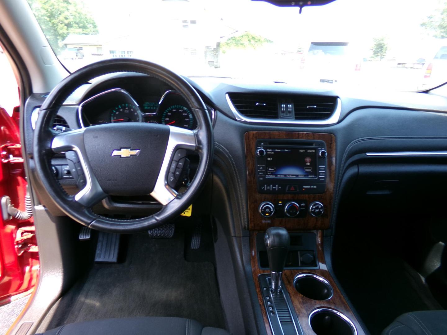 2014 Maroon /Black Chevrolet Traverse 1LT FWD (1GNKRGKD9EJ) with an 3.6L V6 DOHC 24V engine, 6-Speed Automatic transmission, located at 401 First NE, Bearden, AR, 71720, (870) 687-3414, 33.726528, -92.611519 - Photo#16