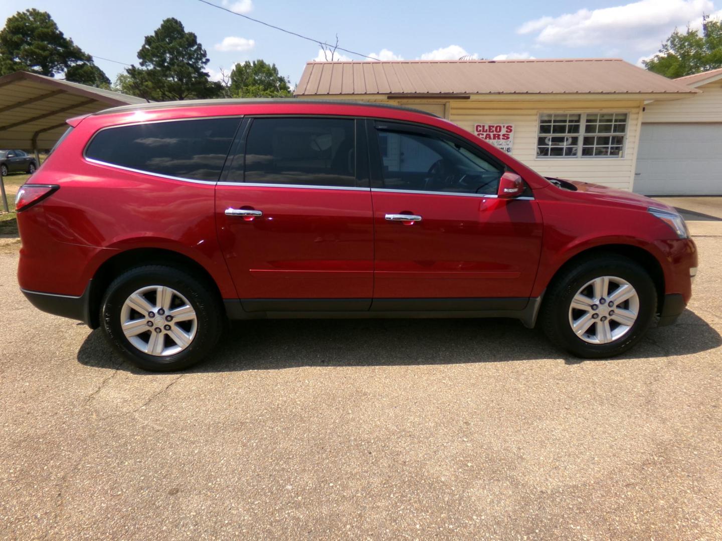 2014 Maroon /Black Chevrolet Traverse 1LT FWD (1GNKRGKD9EJ) with an 3.6L V6 DOHC 24V engine, 6-Speed Automatic transmission, located at 401 First NE, Bearden, AR, 71720, (870) 687-3414, 33.726528, -92.611519 - Photo#18