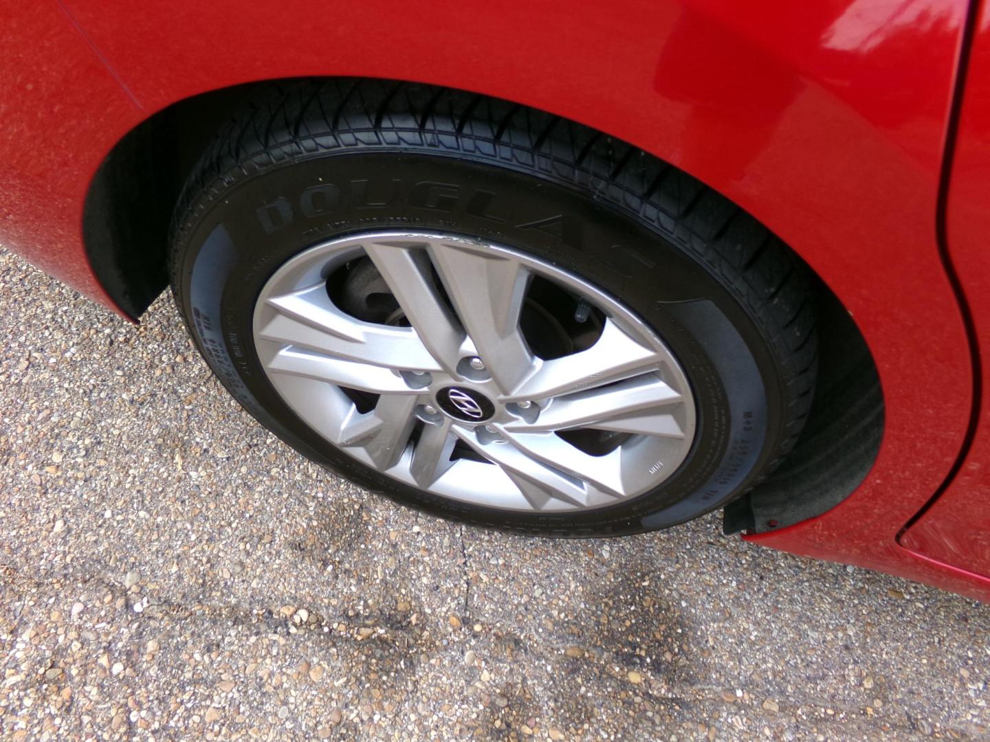 2020 Calypso Red Metallic /Black Hyundai Elantra Limited (5NPD84LF2LH) with an 1.8L L4 DOHC 16V engine, 6A transmission, located at 401 First NE, Bearden, AR, 71720, (870) 687-3414, 33.726528, -92.611519 - Photo#4