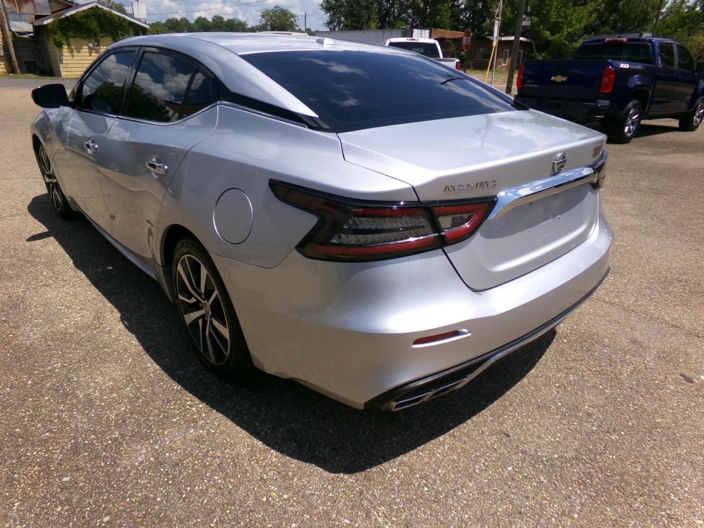 2019 Platinum Metallic /Black Nissan Maxima 3.5 SL (1N4AA6AV9KC) with an 3.5L V6 DOHC 24V engine, CVT transmission, located at 401 First NE, Bearden, AR, 71720, (870) 687-3414, 33.726528, -92.611519 - Photo#2