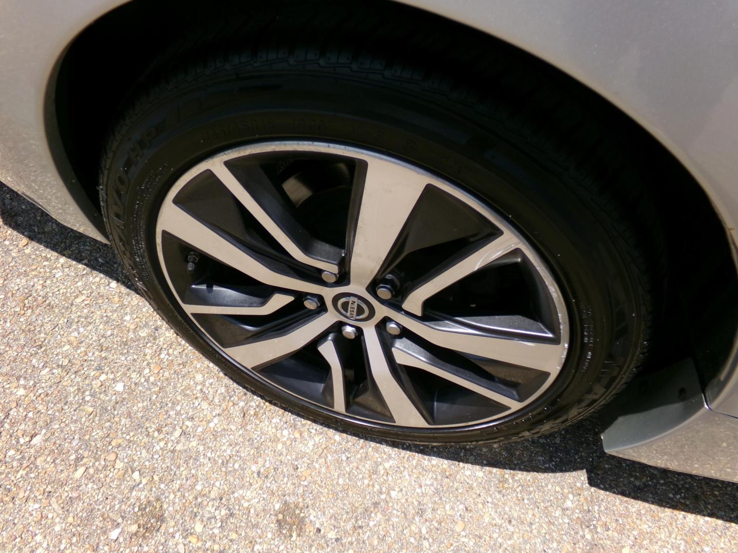 2019 Platinum Metallic /Black Nissan Maxima 3.5 SL (1N4AA6AV9KC) with an 3.5L V6 DOHC 24V engine, CVT transmission, located at 401 First NE, Bearden, AR, 71720, (870) 687-3414, 33.726528, -92.611519 - Photo#4